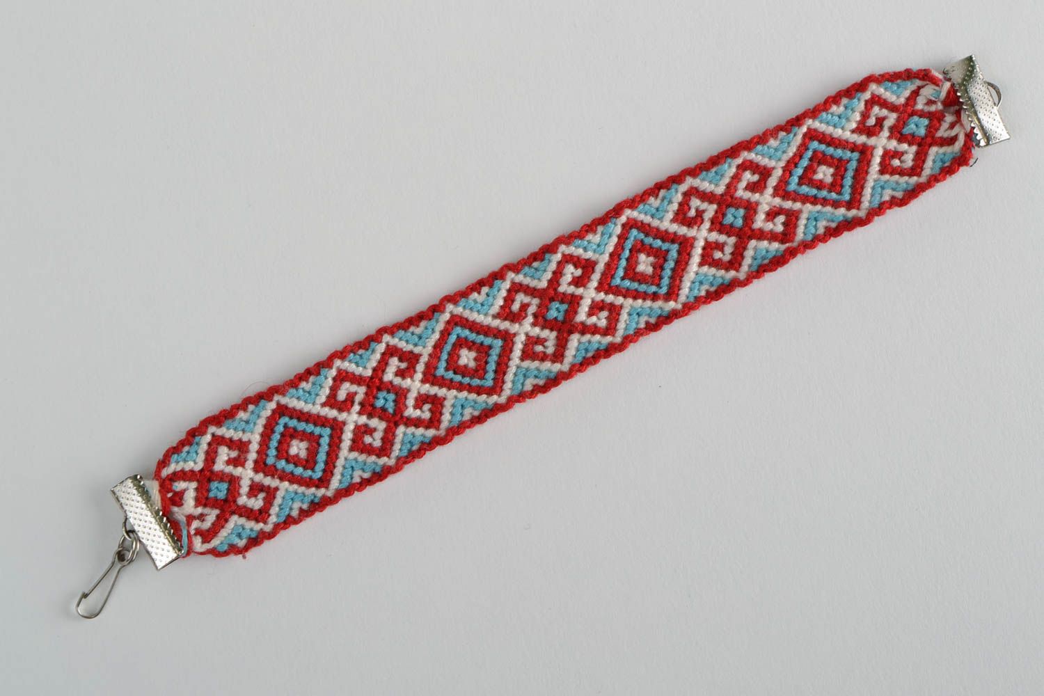 Плетеный браслет из ниток в технике макраме ручной работы в этническом стиле  фото 5