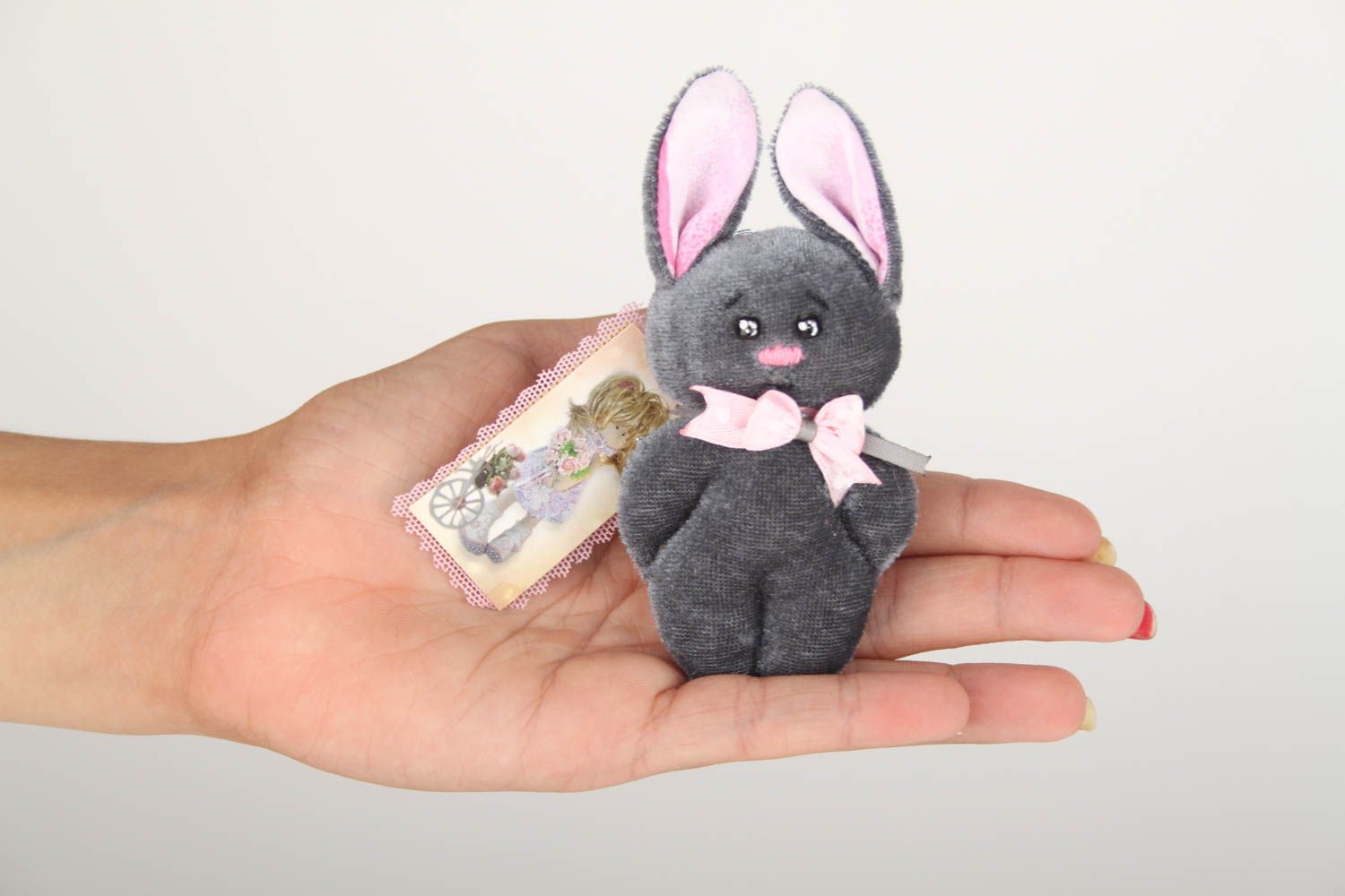Peluche lapin faite main Jouet en tissu gris-rose original Cadeau enfant photo 5