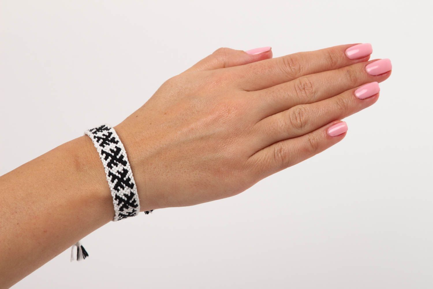Bracelet noir et blanc Bijou fait main large tressé à motif Cadeau pour femme photo 5