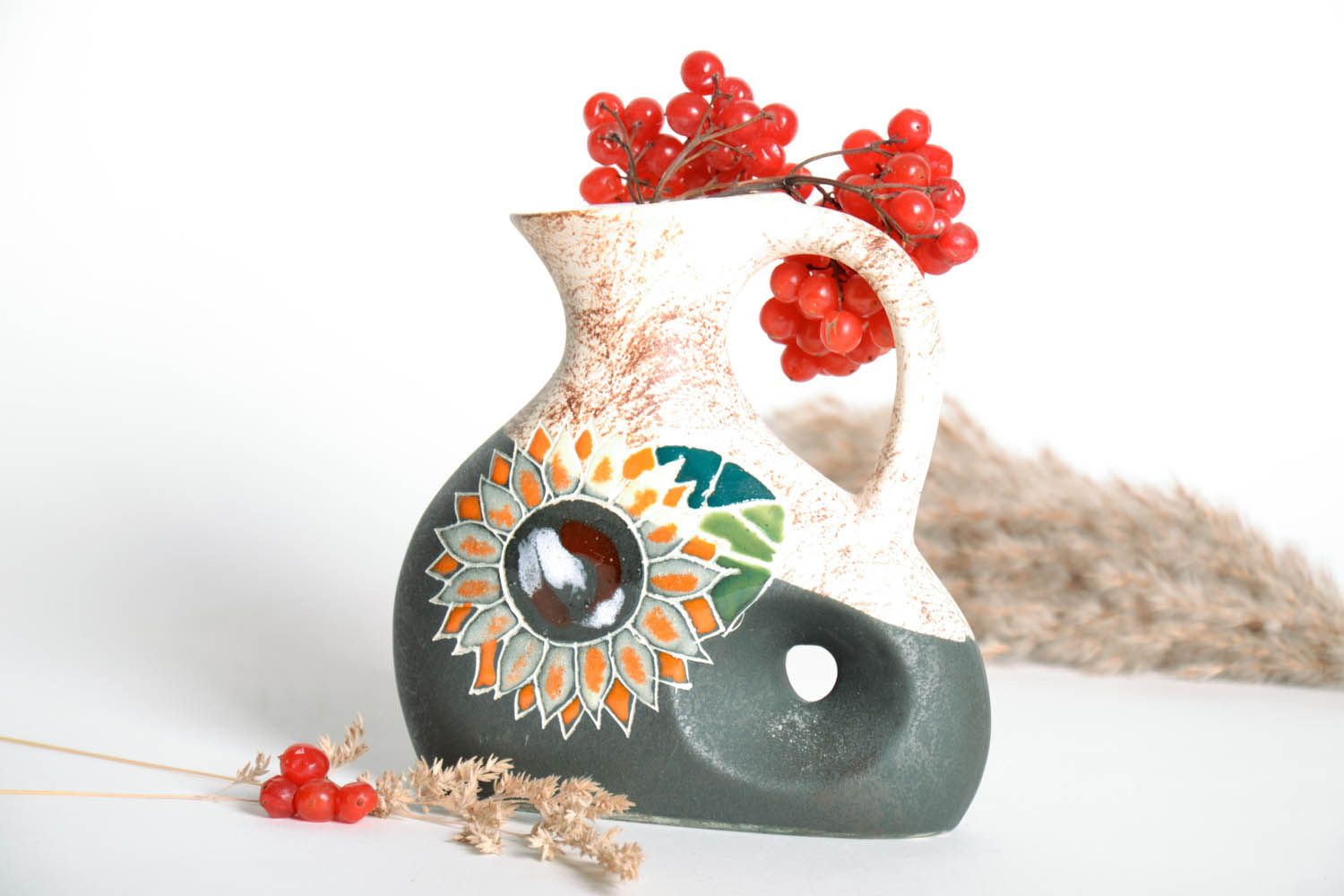 Vaso de cerâmica em forma bonita foto 1