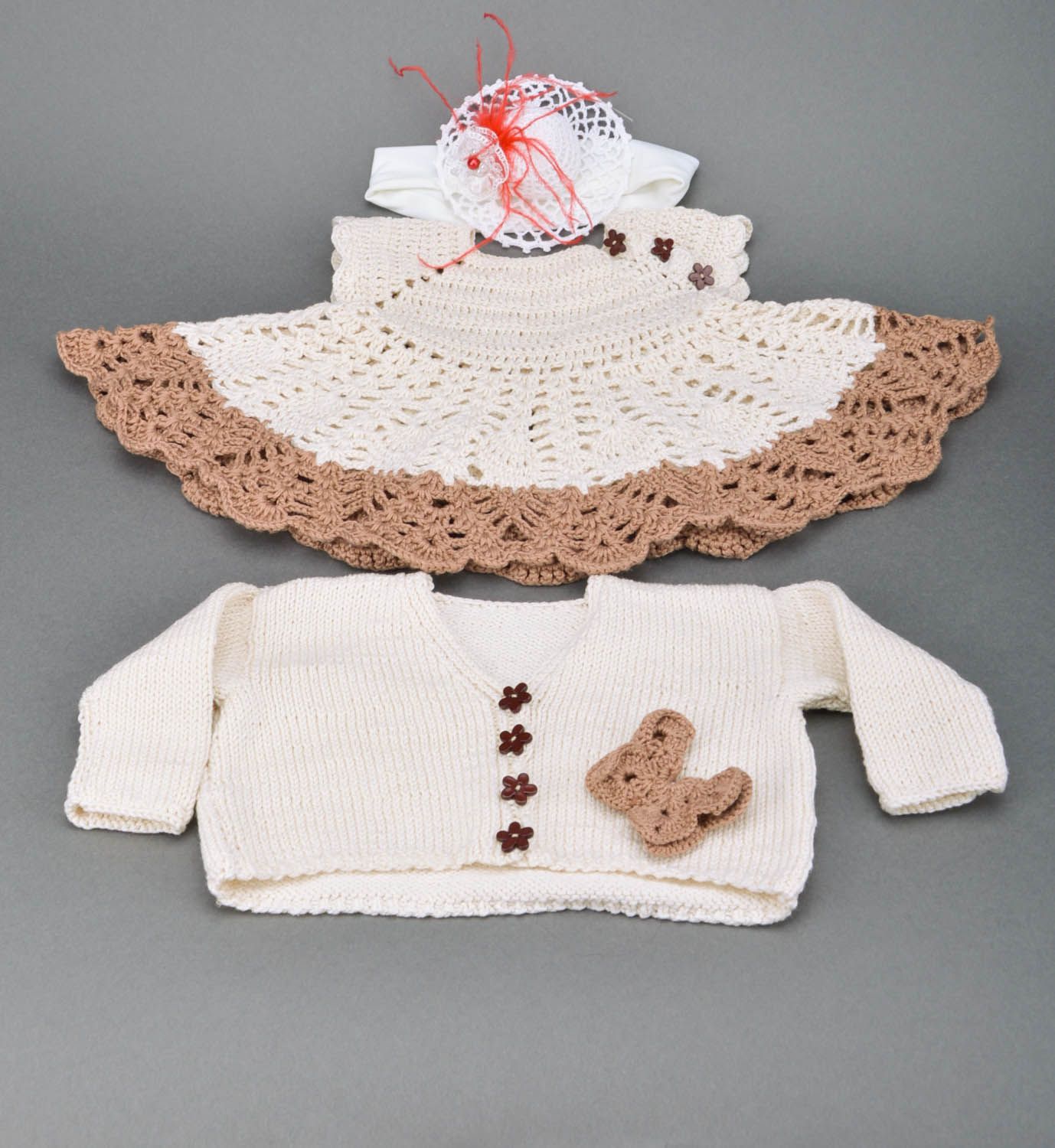 Комплект одежды для малышки ажурное платье кофта и повязка на голову вязанные фото 3