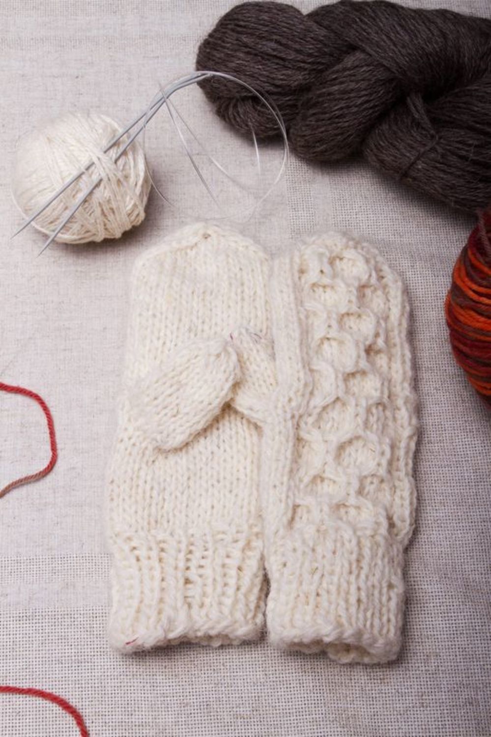 White wool mittens for women photo 1
