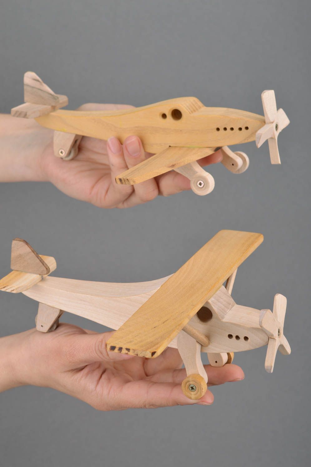 Handmade Zieh Spielzeuge Flugzeuge 2 Stück aus verschiedenen Holzarten für Kind foto 3