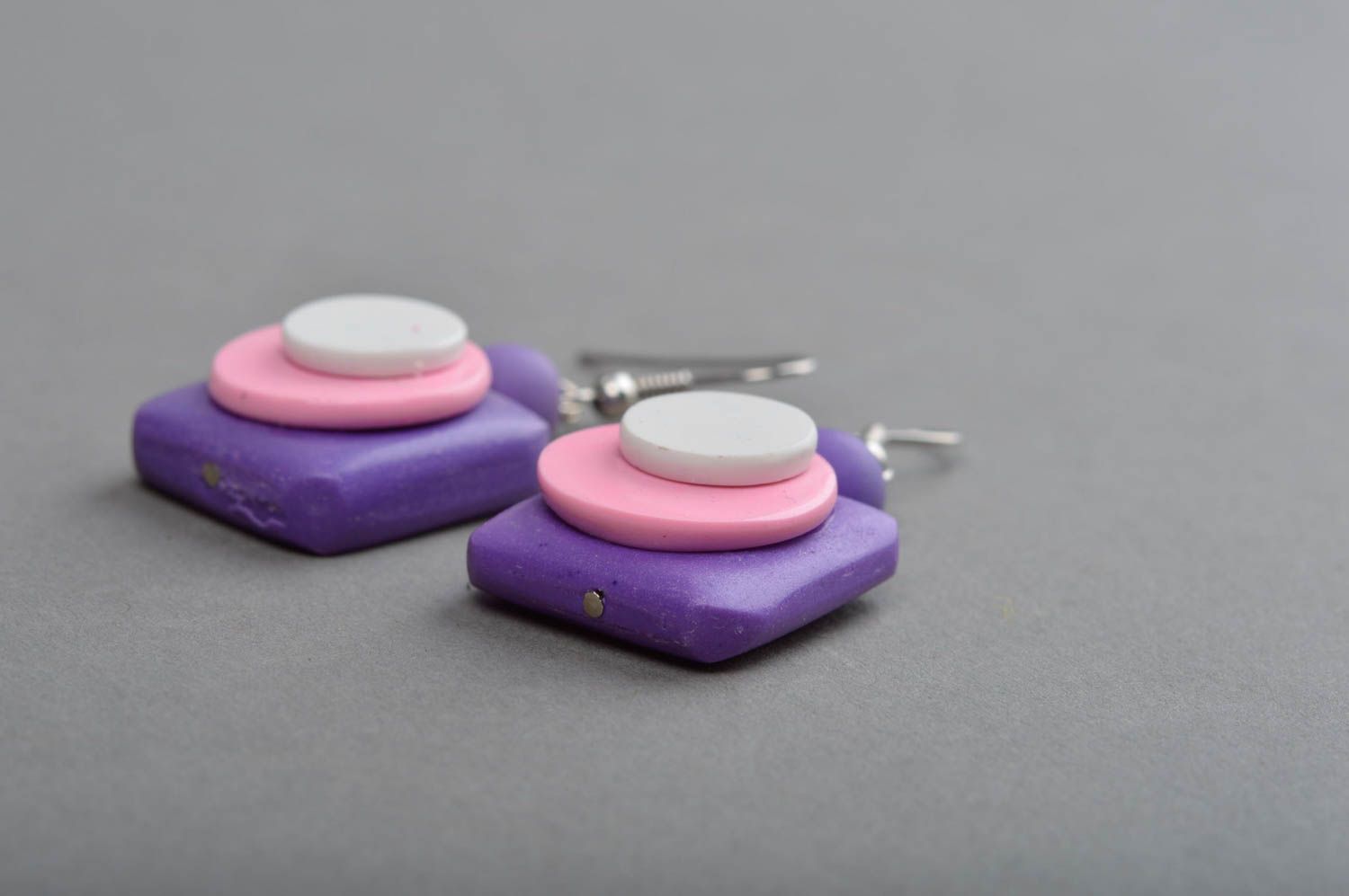 Kleine sommerliche quadratische violette handgemachte Ohrringe mit Anhängern foto 3