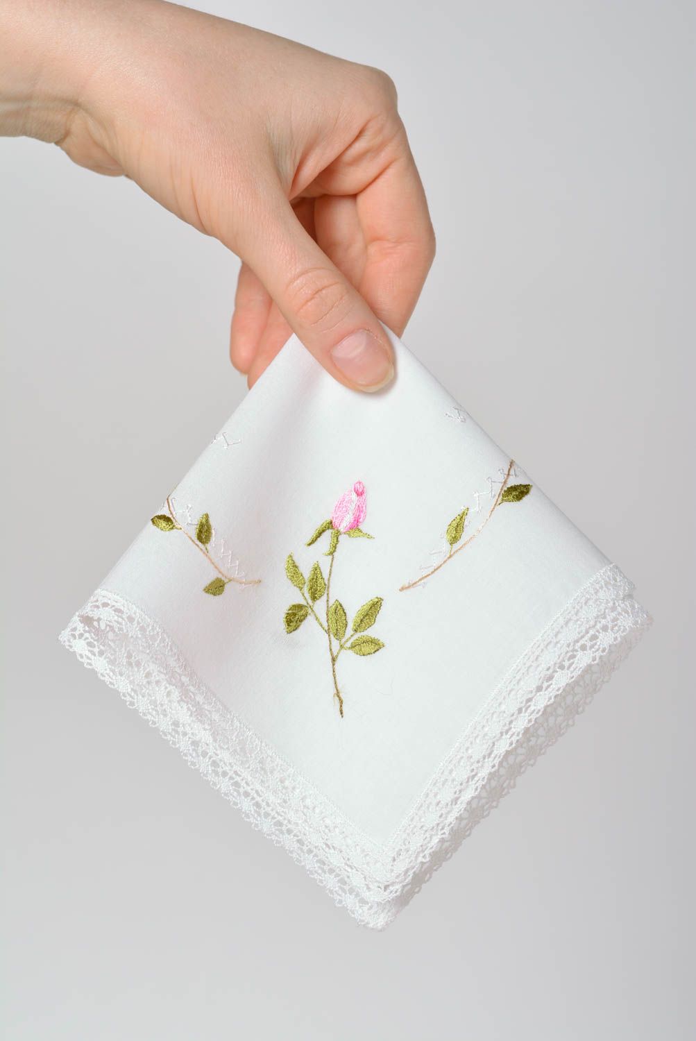 Mouchoir en tissu brodé fait main blanc carré en batiste avec fleurs Idée cadeau photo 5