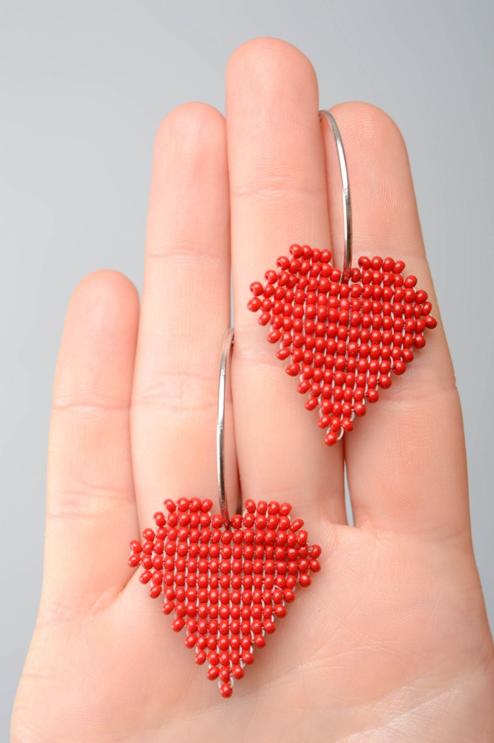 Серьги из бисера ручной работы с подвесками Красное сердце фото 2