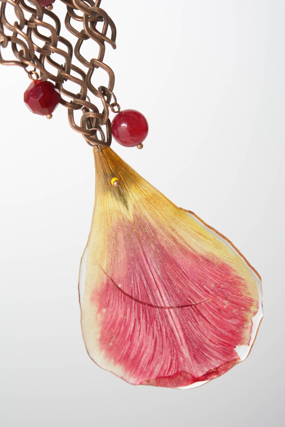 Collier en résine époxyde sur chaîne avec pétales de tulipe beau bijou fait main photo 5