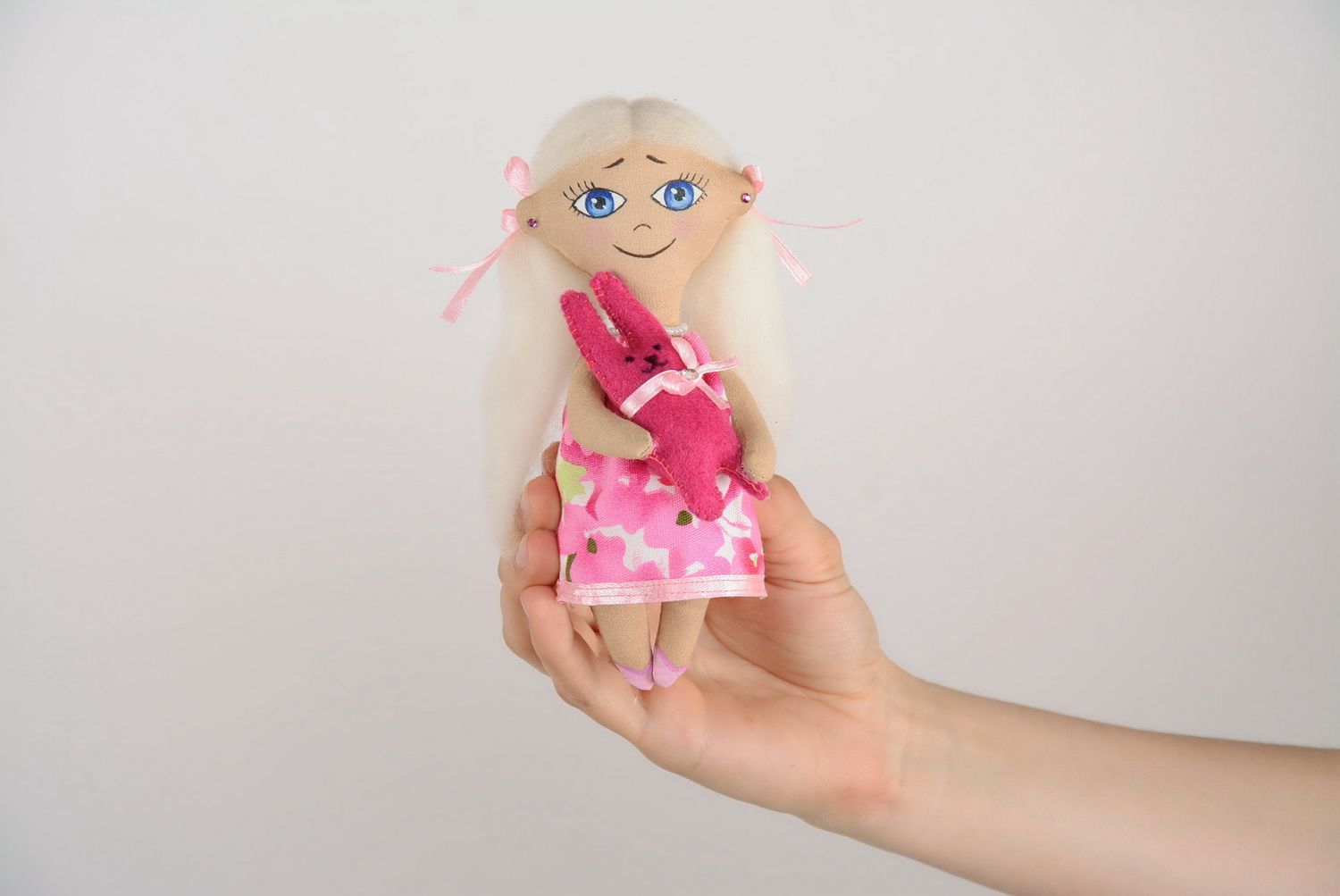 Suspension décorative poupée en rose avec lièvre  photo 1