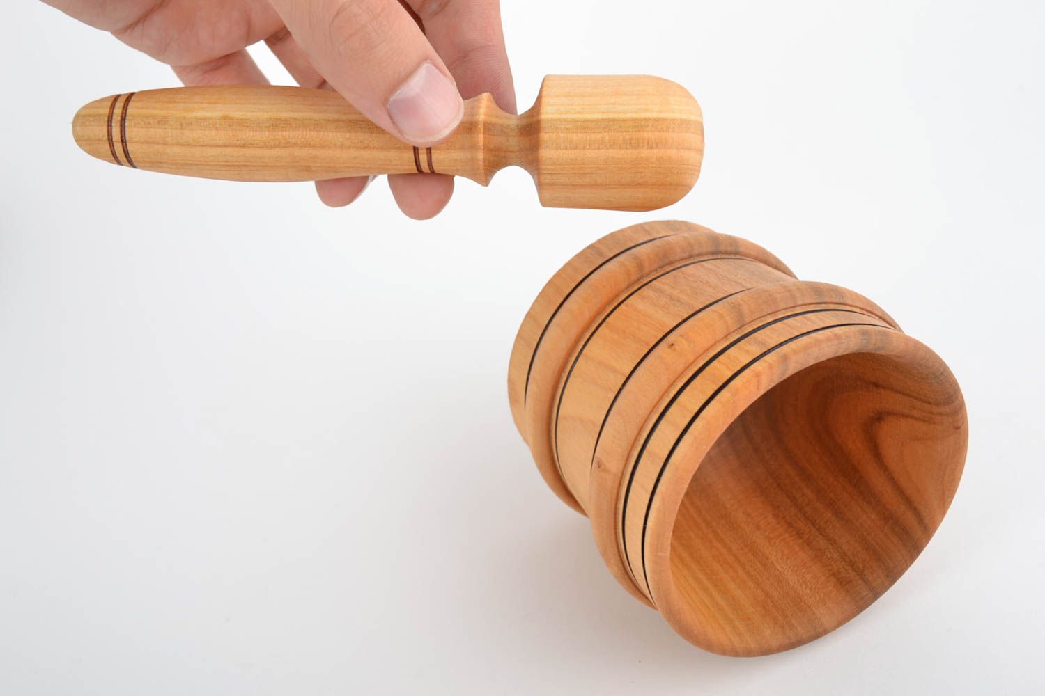 Schöner origineller handgemachter Holz Mörser für Gewürze mit Stößel für Küche  foto 4