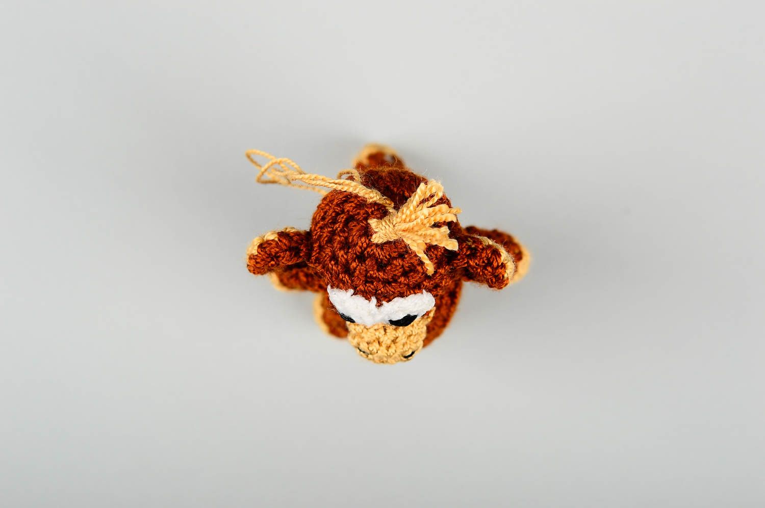 Брелок для ключей хэнд мэйд брелок-игрушка вязаный брелок коричневый обезьянка фото 4