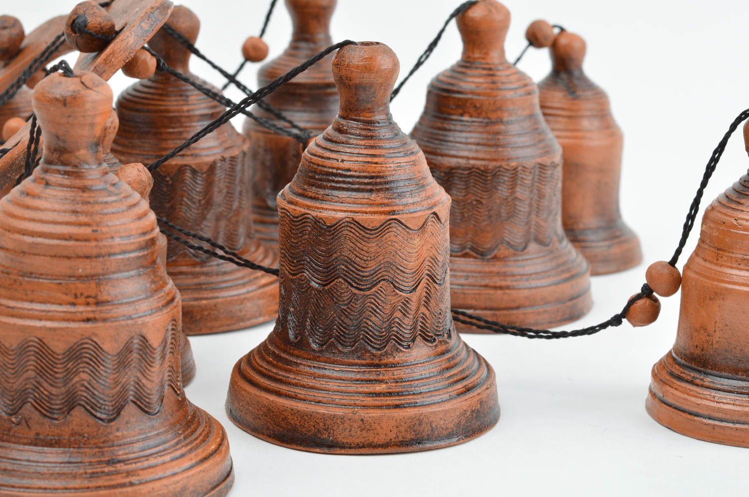 Ton Glöckchen handmade Deko zum Aufhängen Anhänger Keramik in Braun originell foto 3