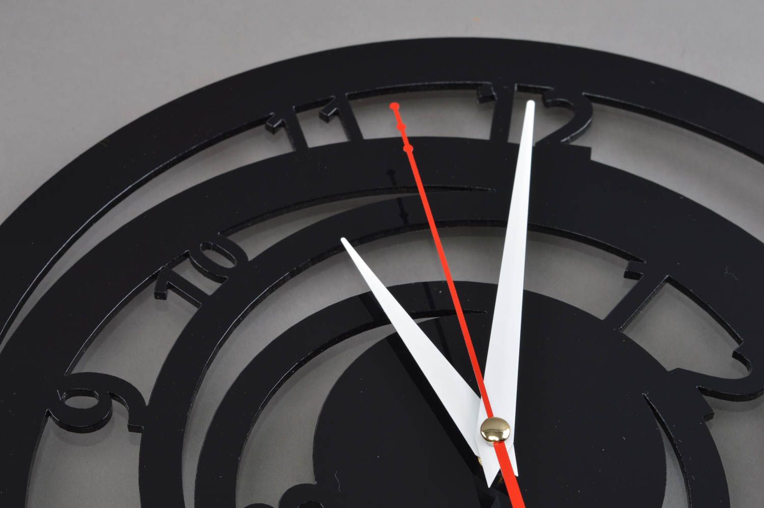 Черные часы из акрилового стекла ручной работы оригинальные авторские Спираль фото 4