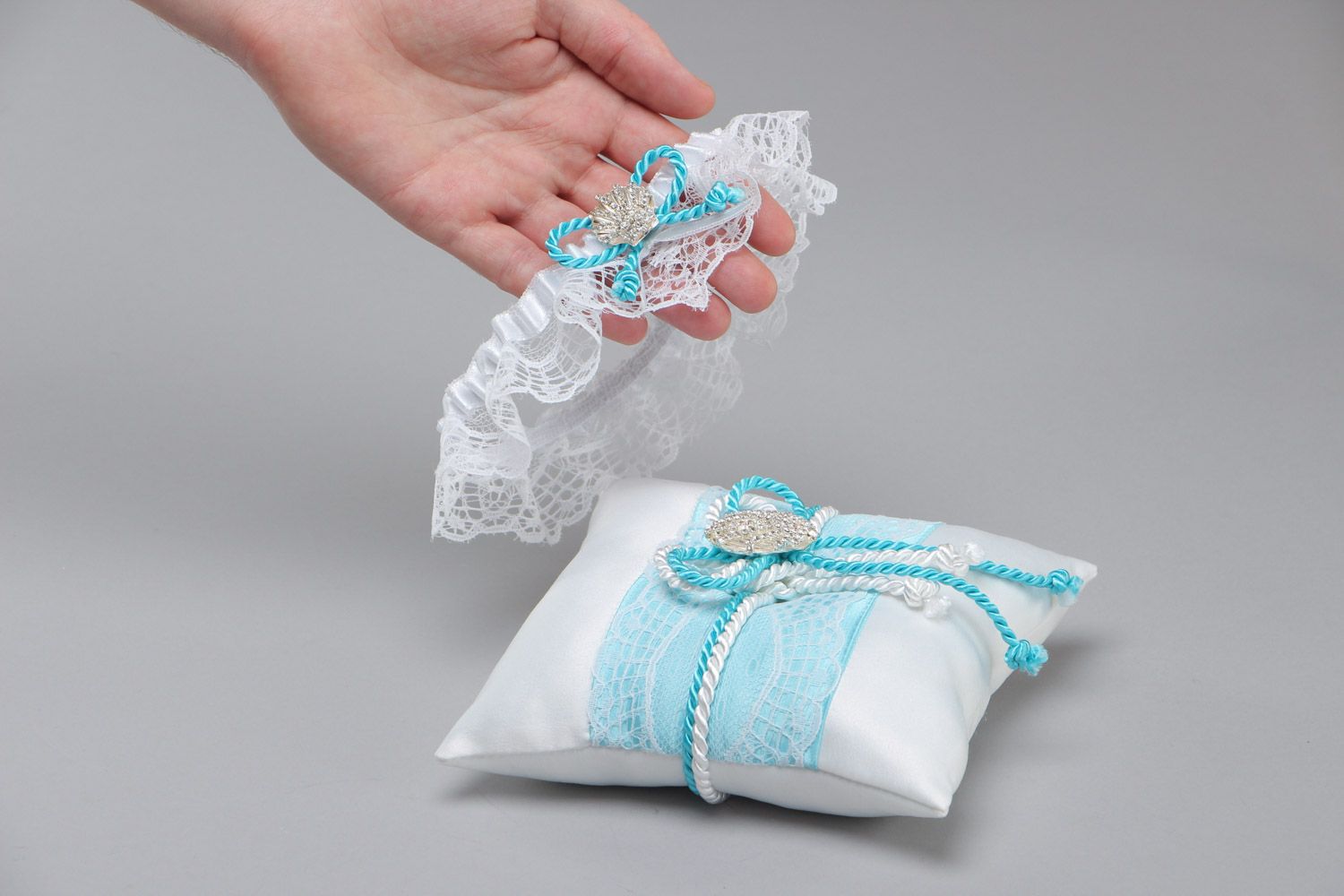 Set of handmade white and blue wedding accessories bridal garter and ring pillow photo 5