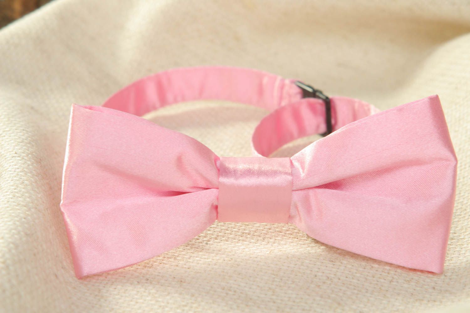 Розовый галстук-бабочка из атласа фото 2