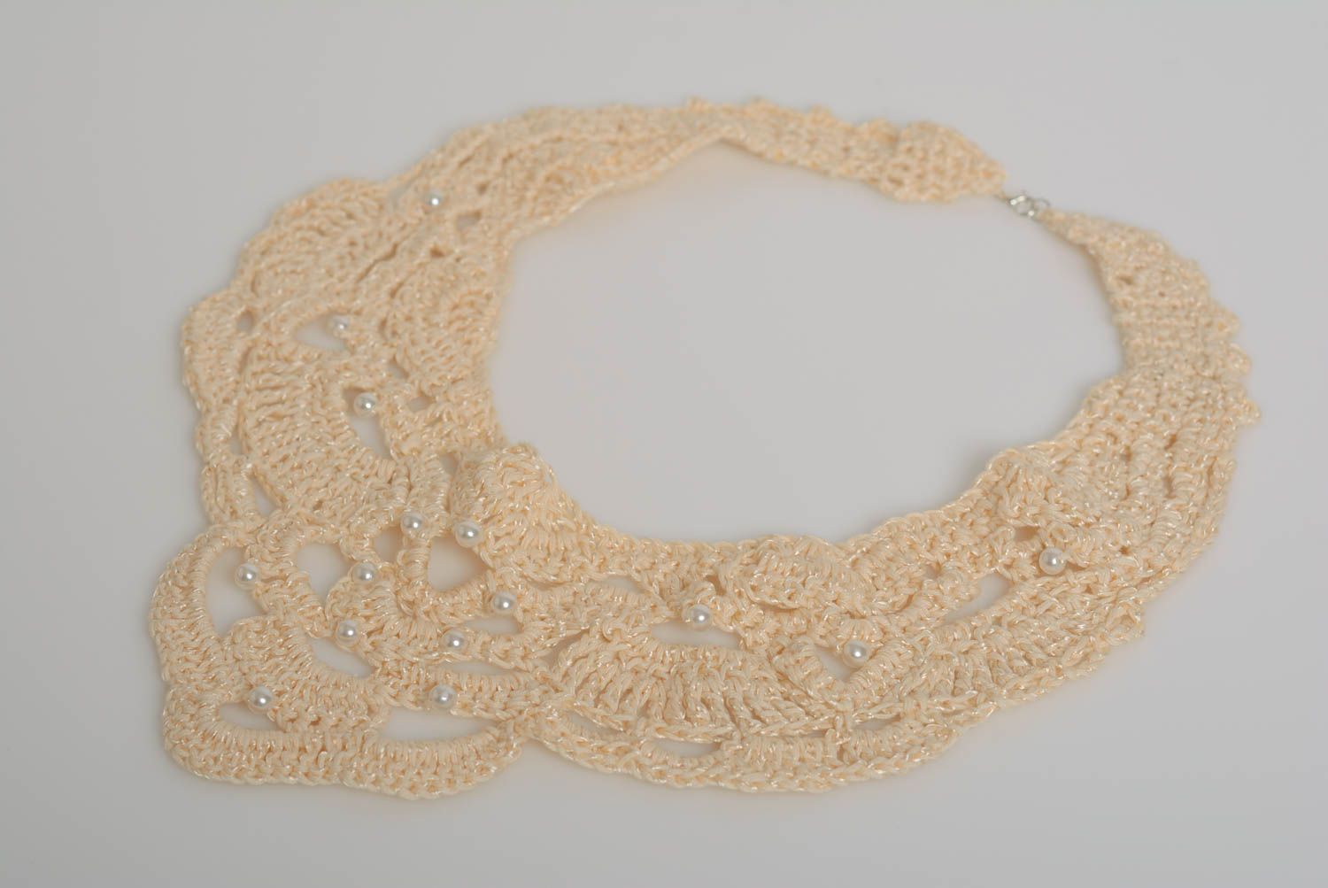 Joli collier tricoté en fils au crochet fait main de couleur ivoire pour femme photo 5