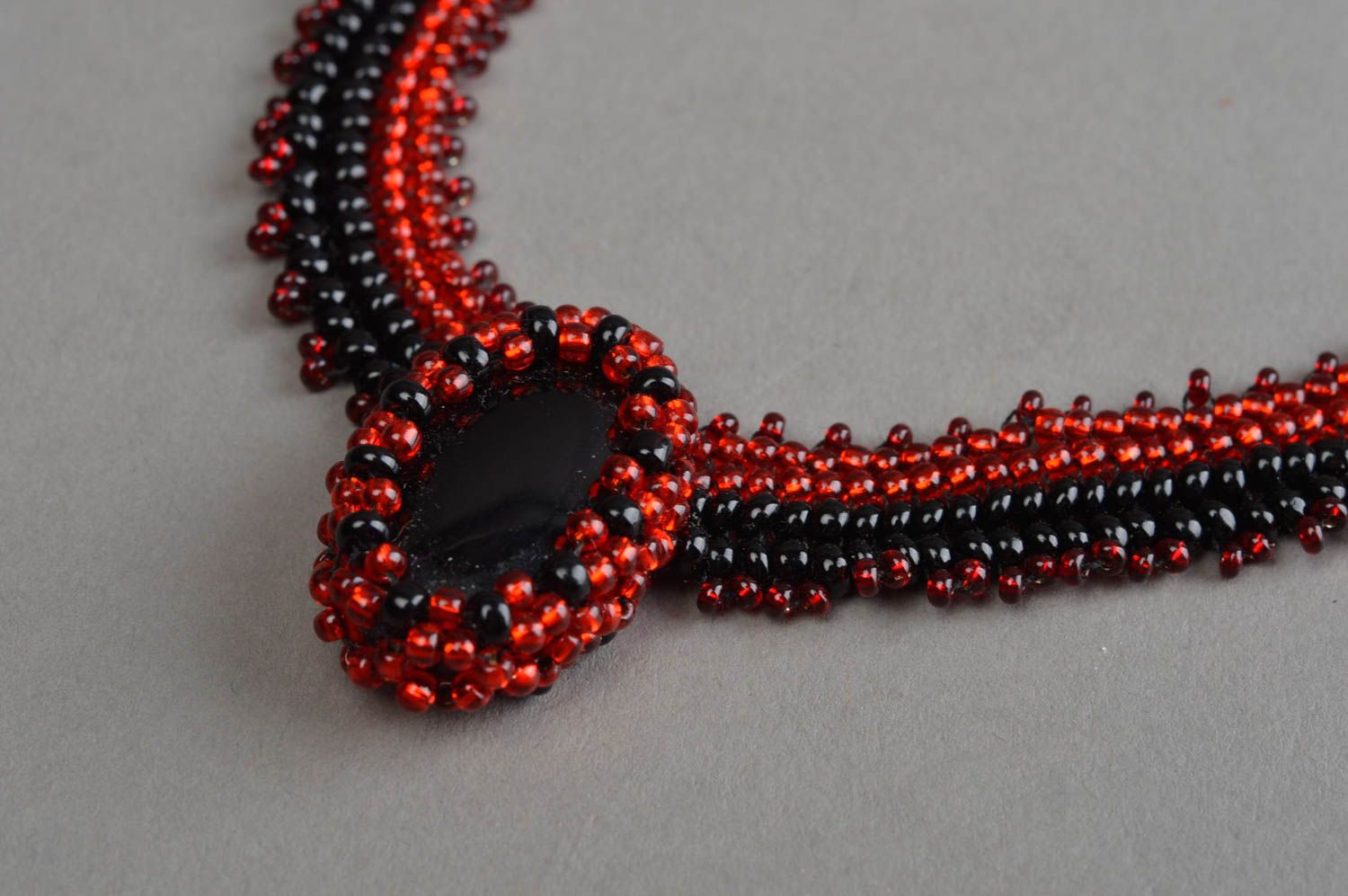 Collier en perles de rocaille et pierre fait main noir rouge bijou tissé photo 5