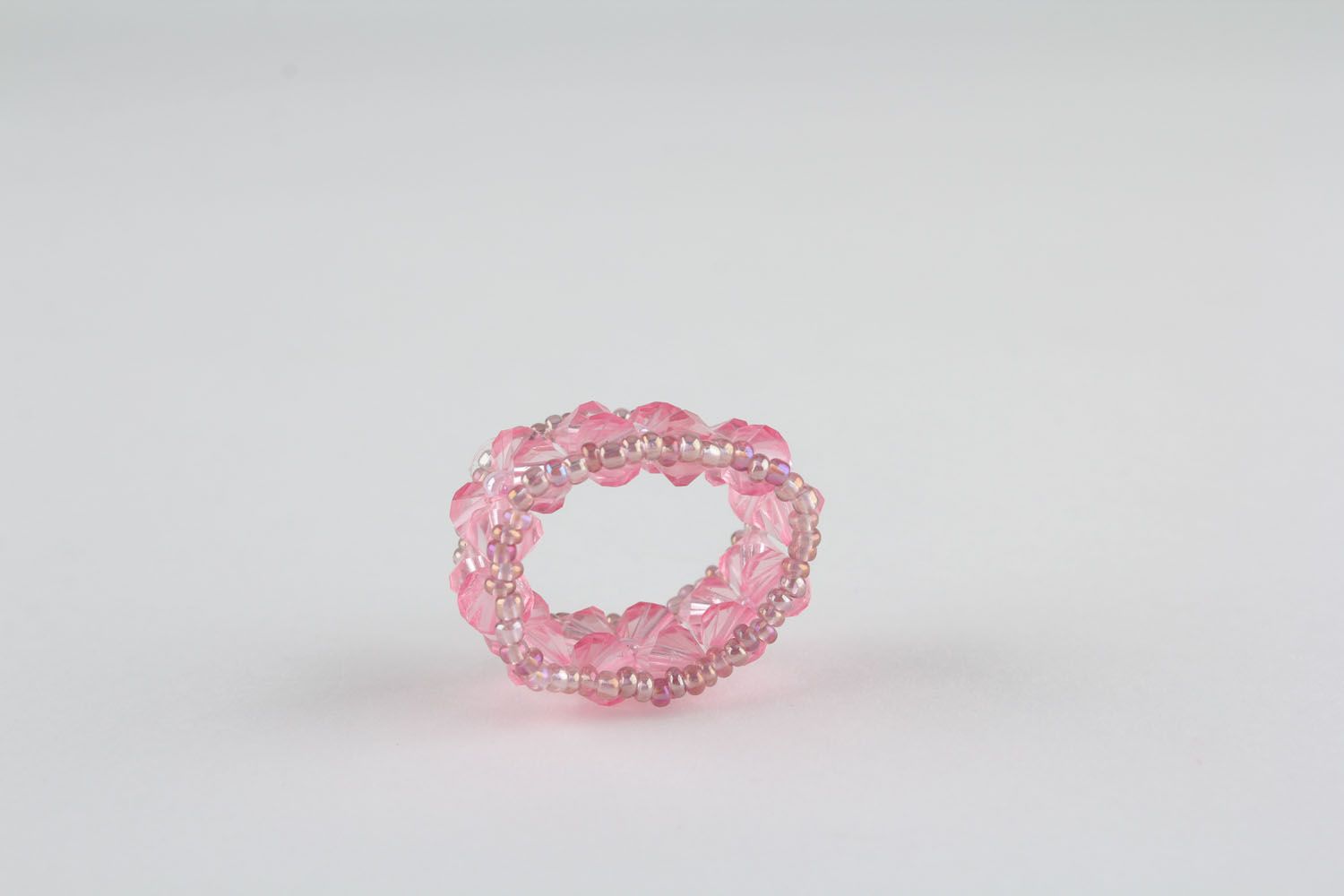 Розовое кольцо из бисера  фото 1