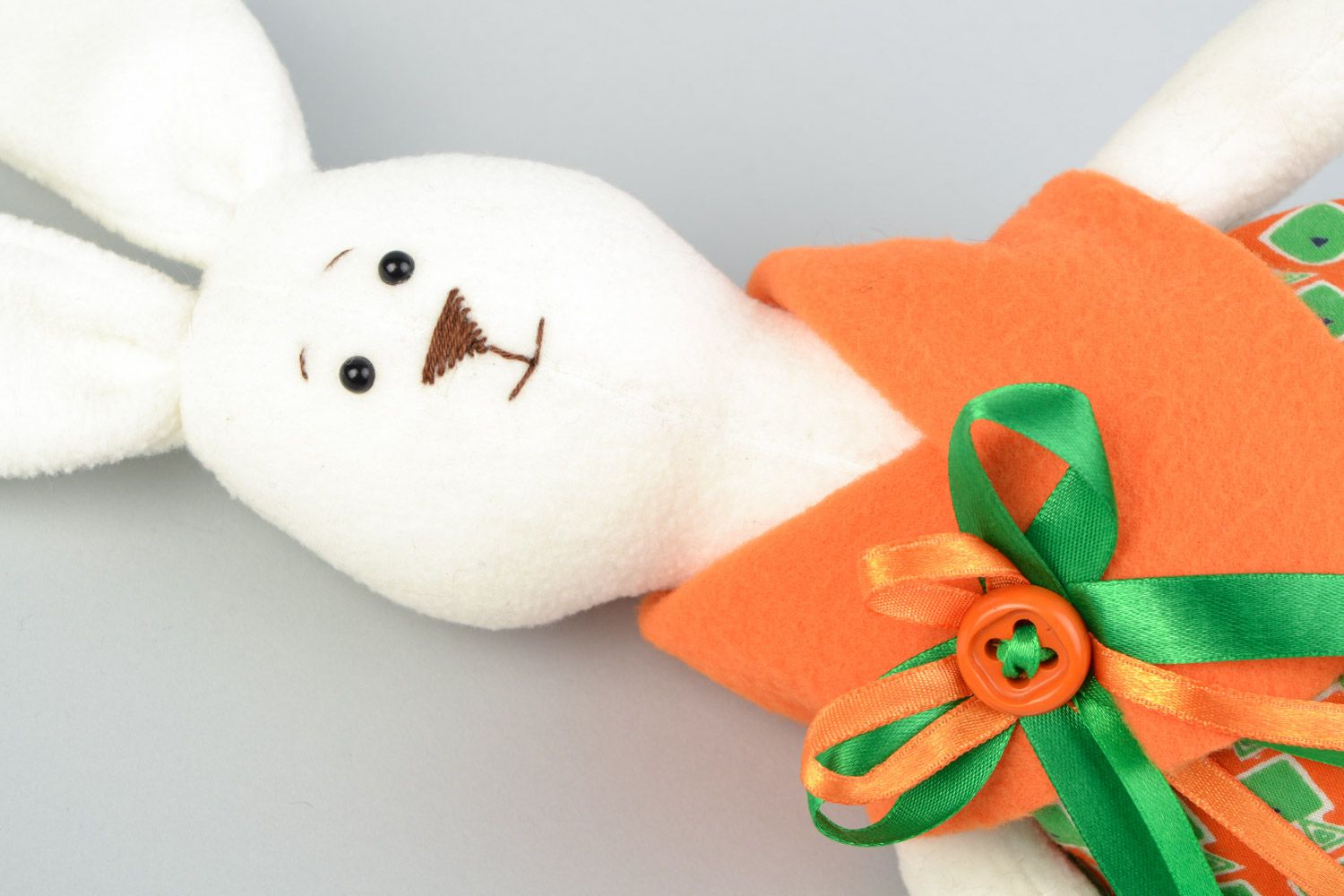 Флисовая мягкая игрушка ручной работы кролик с бантом в праздничном наряде фото 3