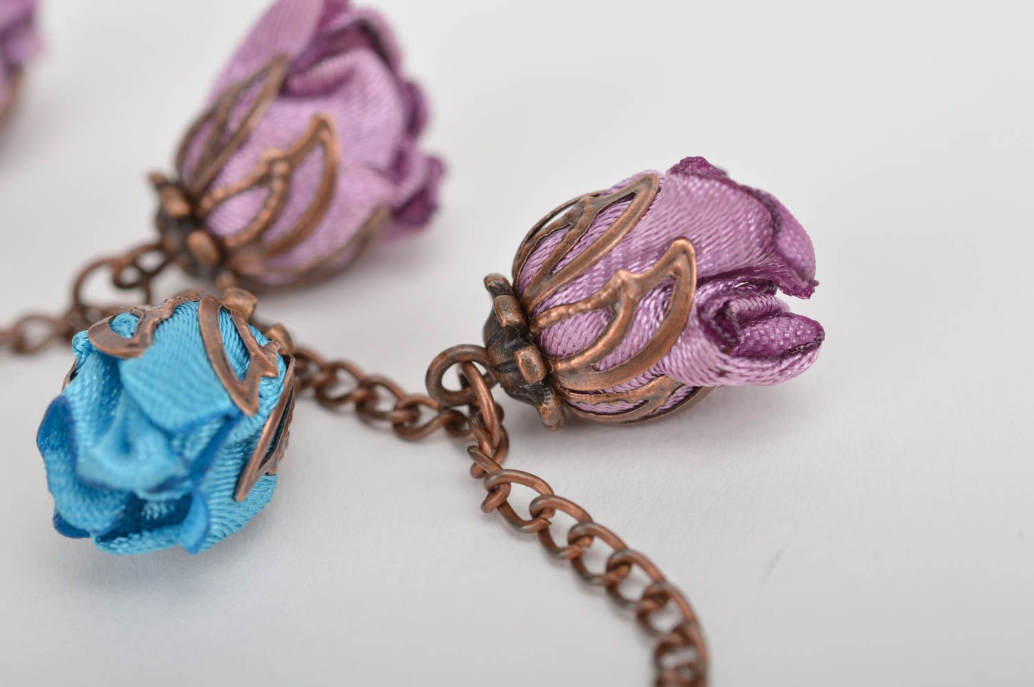 Parure bijoux Bracelet fait main Boucles d'oreilles pendantes roses en satin photo 3