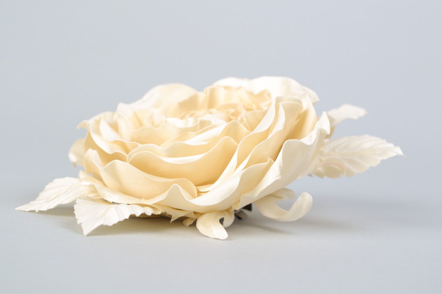 Broche de tela hecho a mano con forma de flor Rosa blanca foto 3