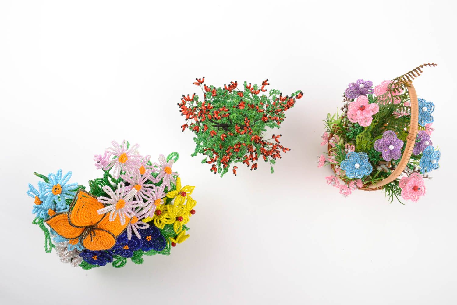 Набор цветов из бисера 3 штуки красивые нежные авторские ручной работы фото 3