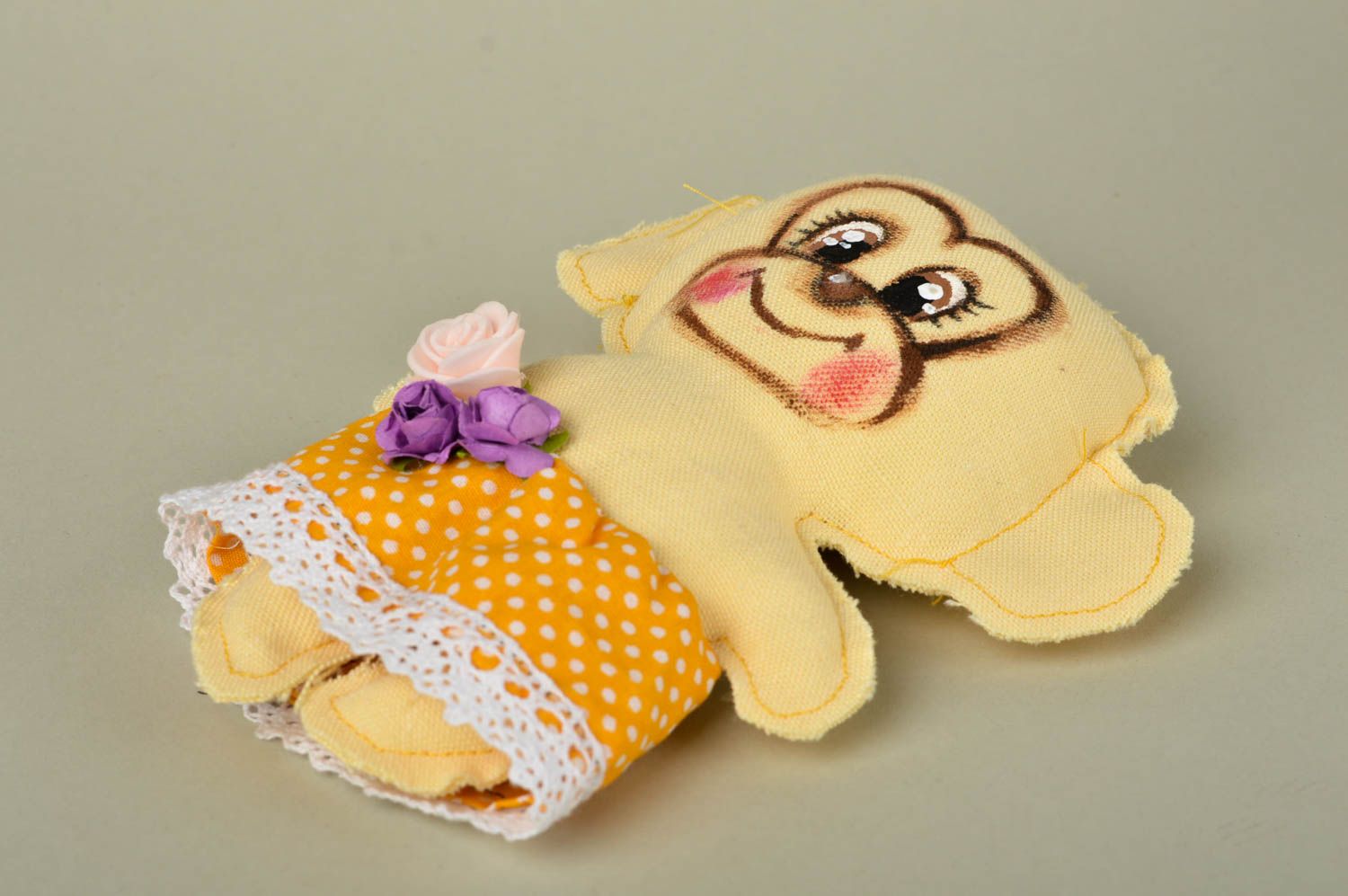Игрушка ручной работы игрушка обезьянка в платье оригинальная игрушка из хлопка фото 3