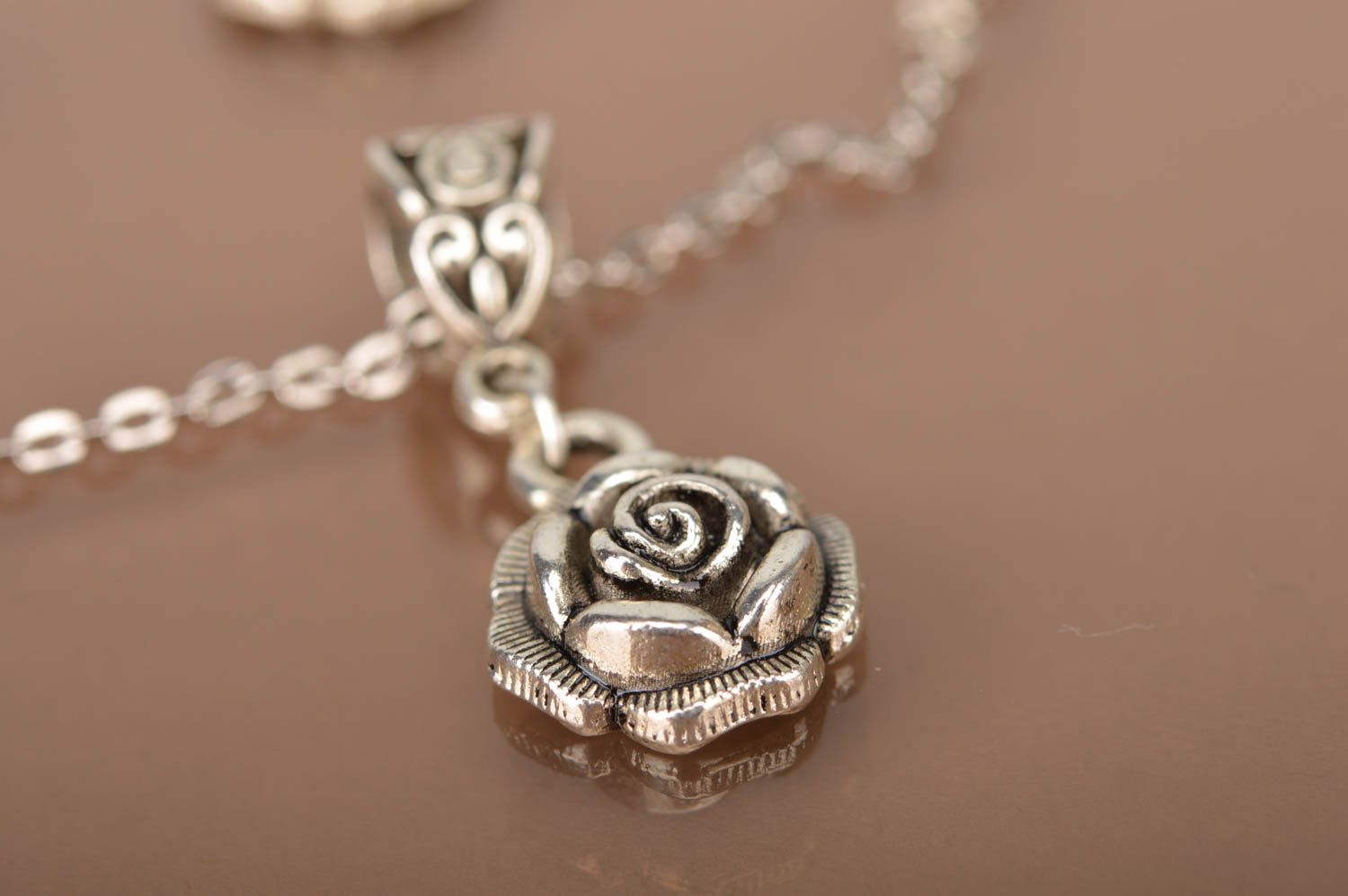 Bijoux fait main Pendentif en métal Boucles d'oreilles pendantes forme de roses photo 2