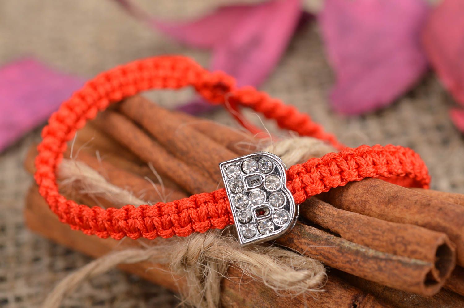 Stilvolles handgemachtes dünnes schönes Damen Textil Armband in Rot  foto 1