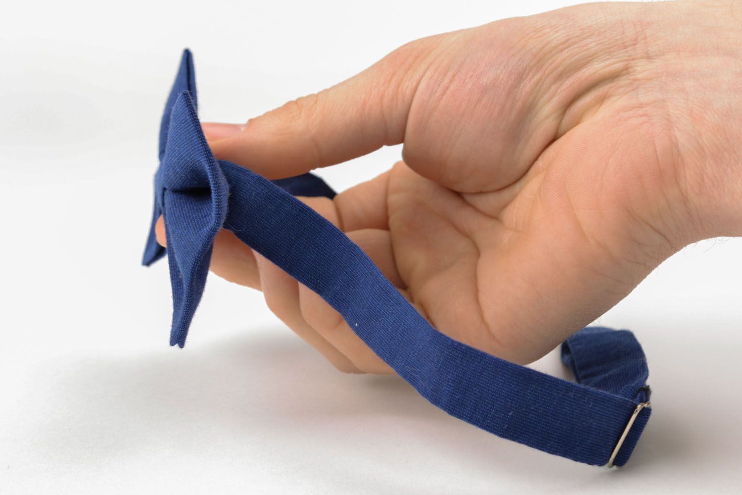 Gravata-borboleta artesanal em cor azul  foto 2