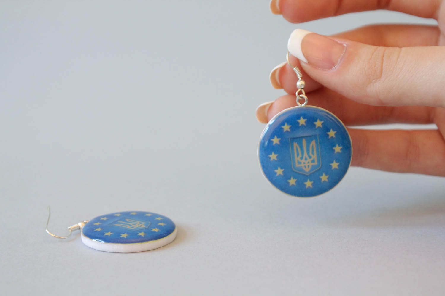 Brincos feitos de resina epóxi e cerâmica plástica Ucrânia-UE foto 5