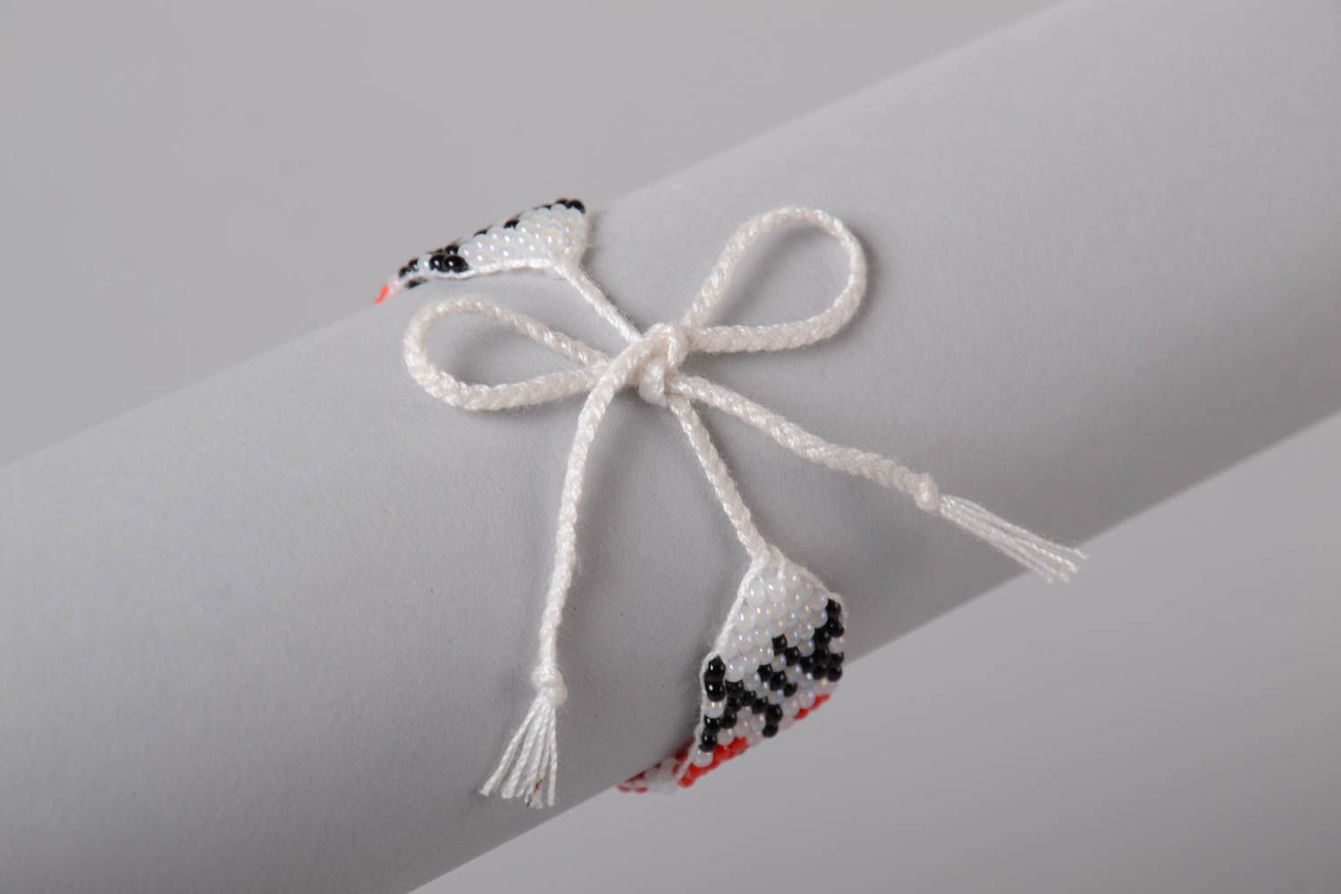 Bracelet en perles de rocaille blanc à motif fait main à nouer style ethnique photo 2