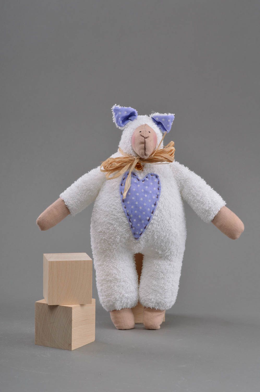 Игрушка из махровой ткани овечка с синим сердцем белая небольшая ручной работы фото 2