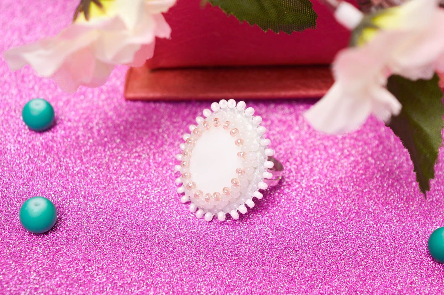 Красивое кольцо ручной работы необычное кольцо с бисером белое кольцо из кожи фото 1