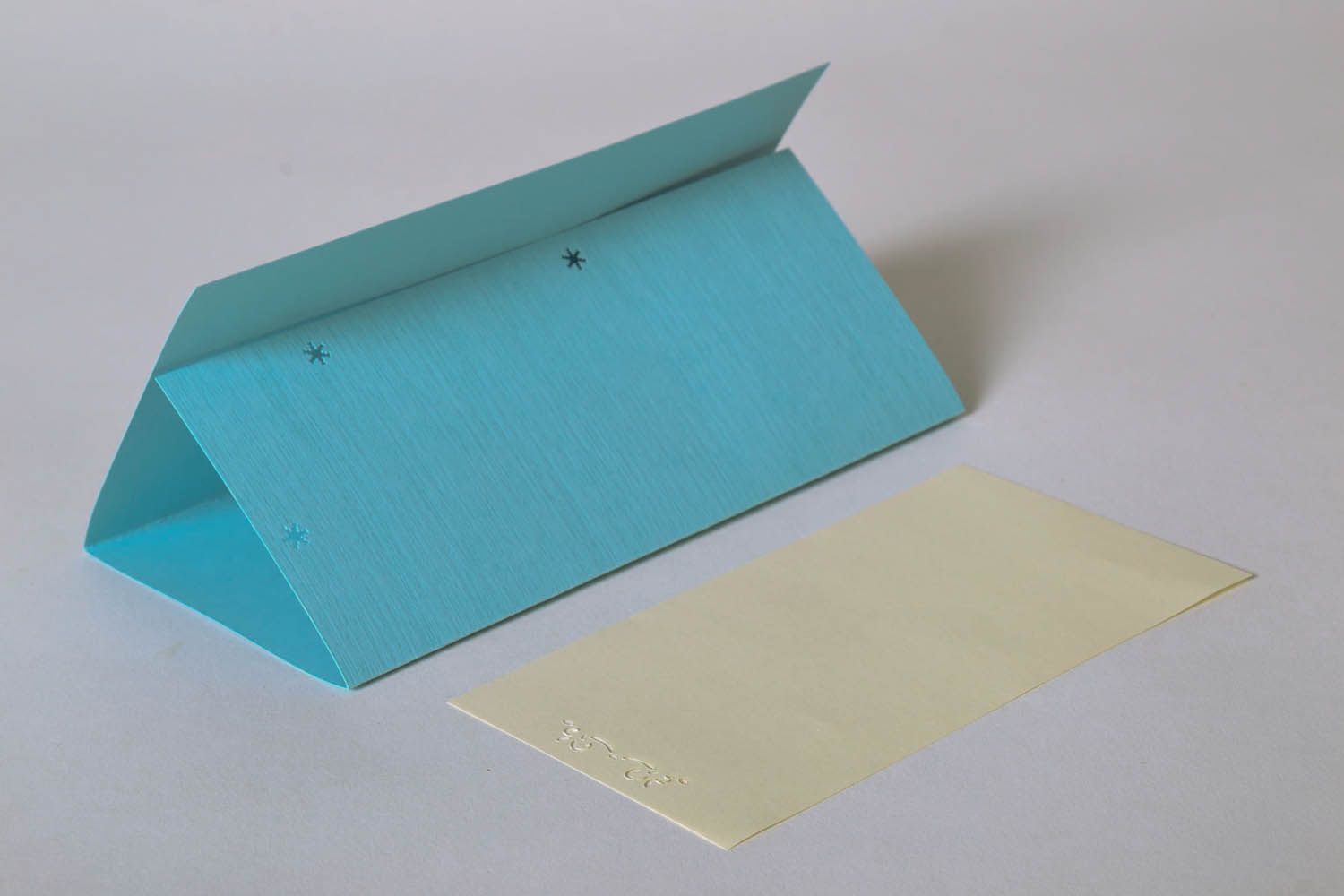 Cartão postal azul feito a mão na base de papelão foto 4