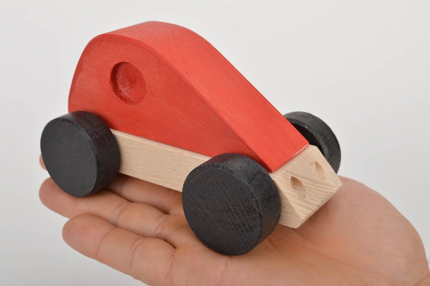 Rotes handmade Spielzeug Holz Auto Geschenk für Kinder Spielzeug aus Holz grell foto 5