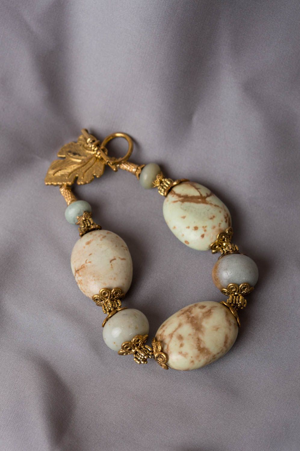Schönes stilvolles handgemachtes Armband aus Natursteinen Jadeit und Messing foto 1