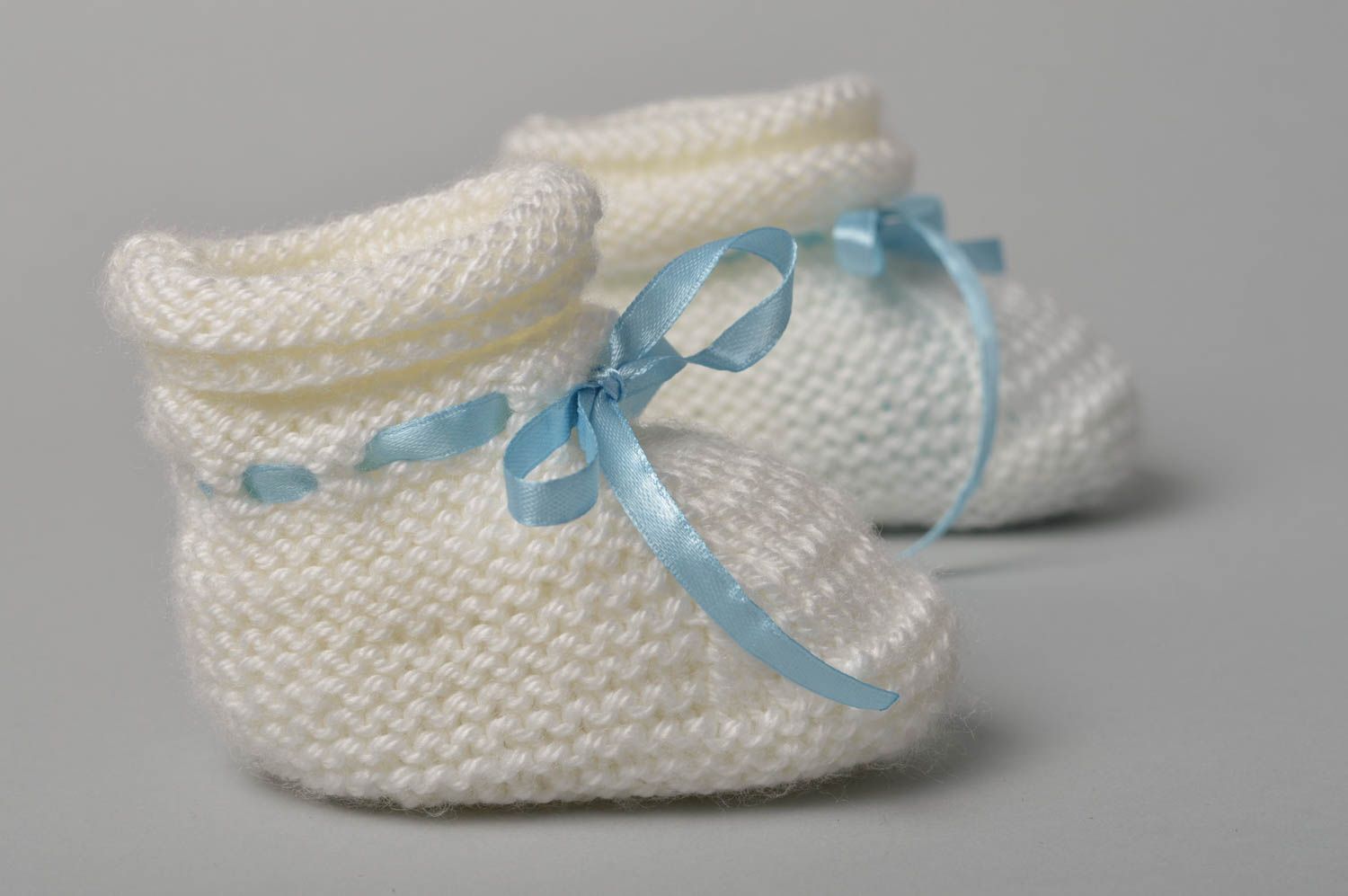 Handgefertigte Schuhe gehäkelte Babyschuhe Geschenk für Kleinkinder mit Bändern foto 3