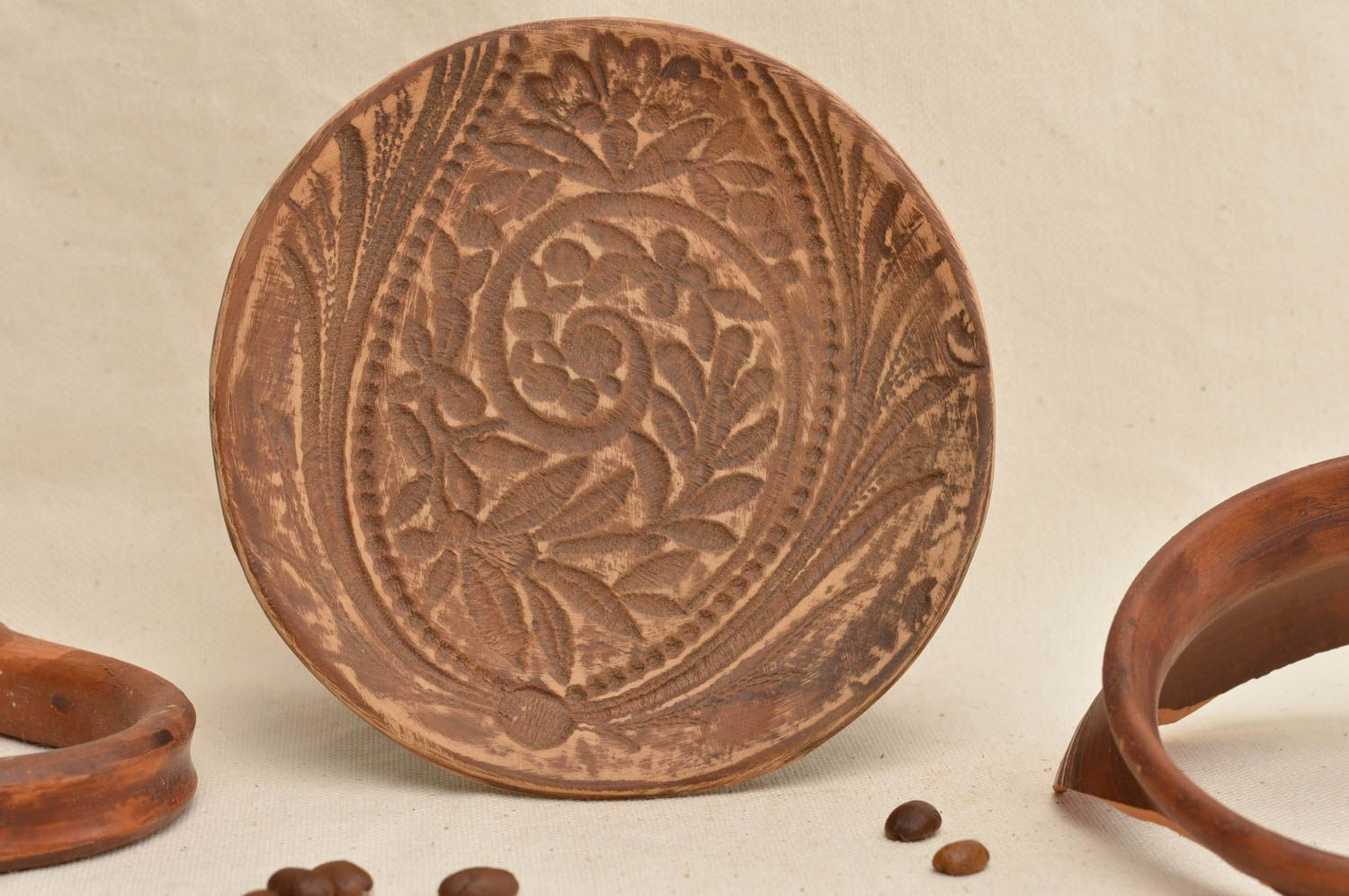 Schöner origineller brauner Unterteller handmade aus Ton mit Pflanzenornament  foto 2