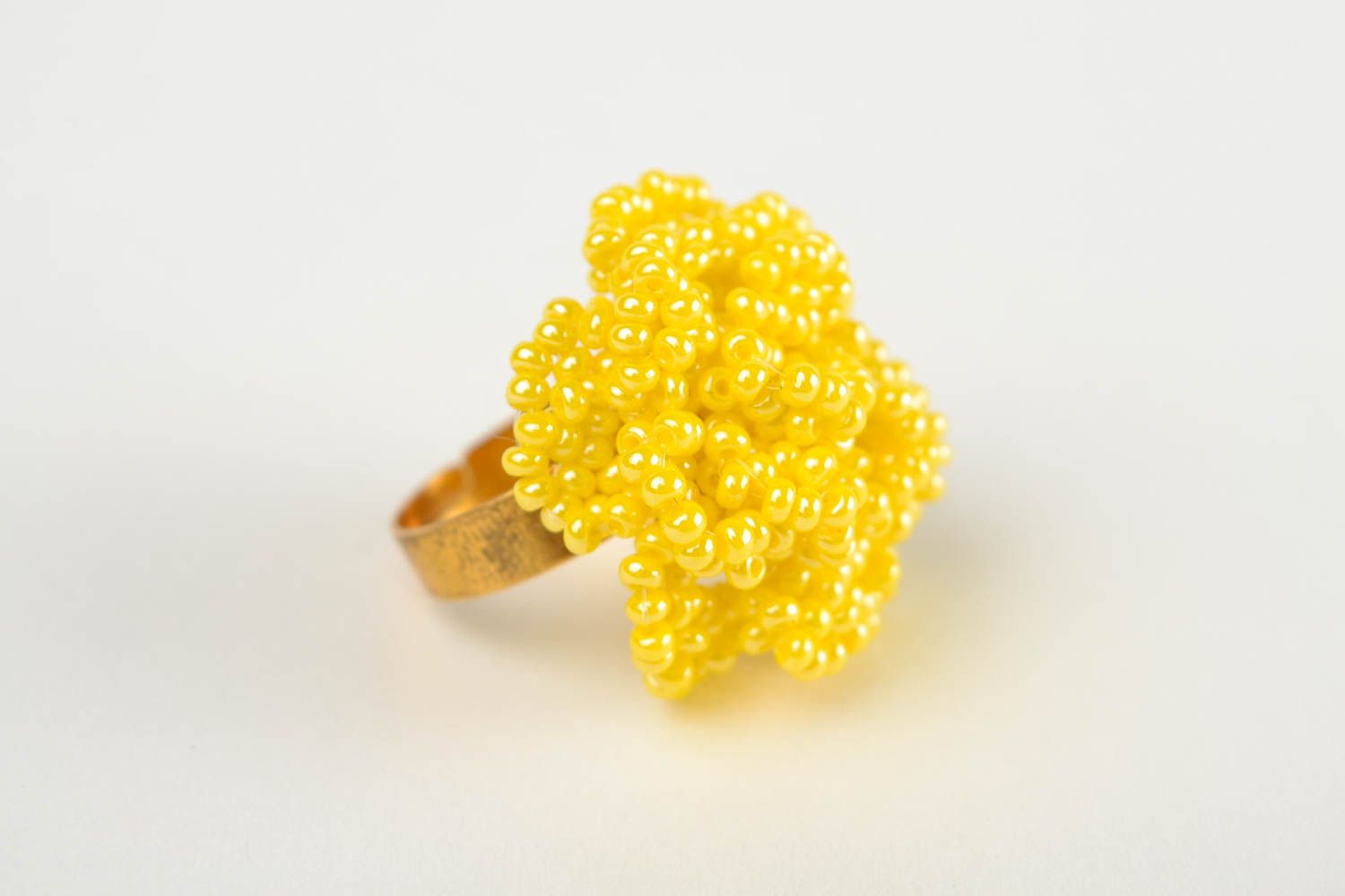 Кольцо ручной работы винтажное кольцо желтое украшение из бисера крупное фото 4