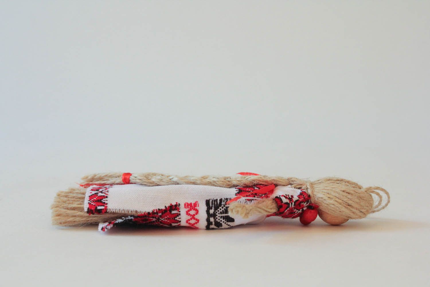Boneca étnica protectora feita à mão de tecido de linho foto 4