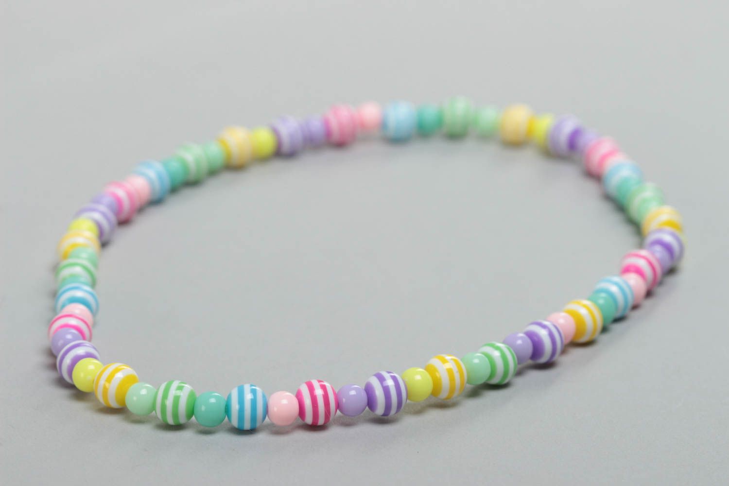 Collier en perles plastiques rayées et élastique multicolore fait main  photo 3