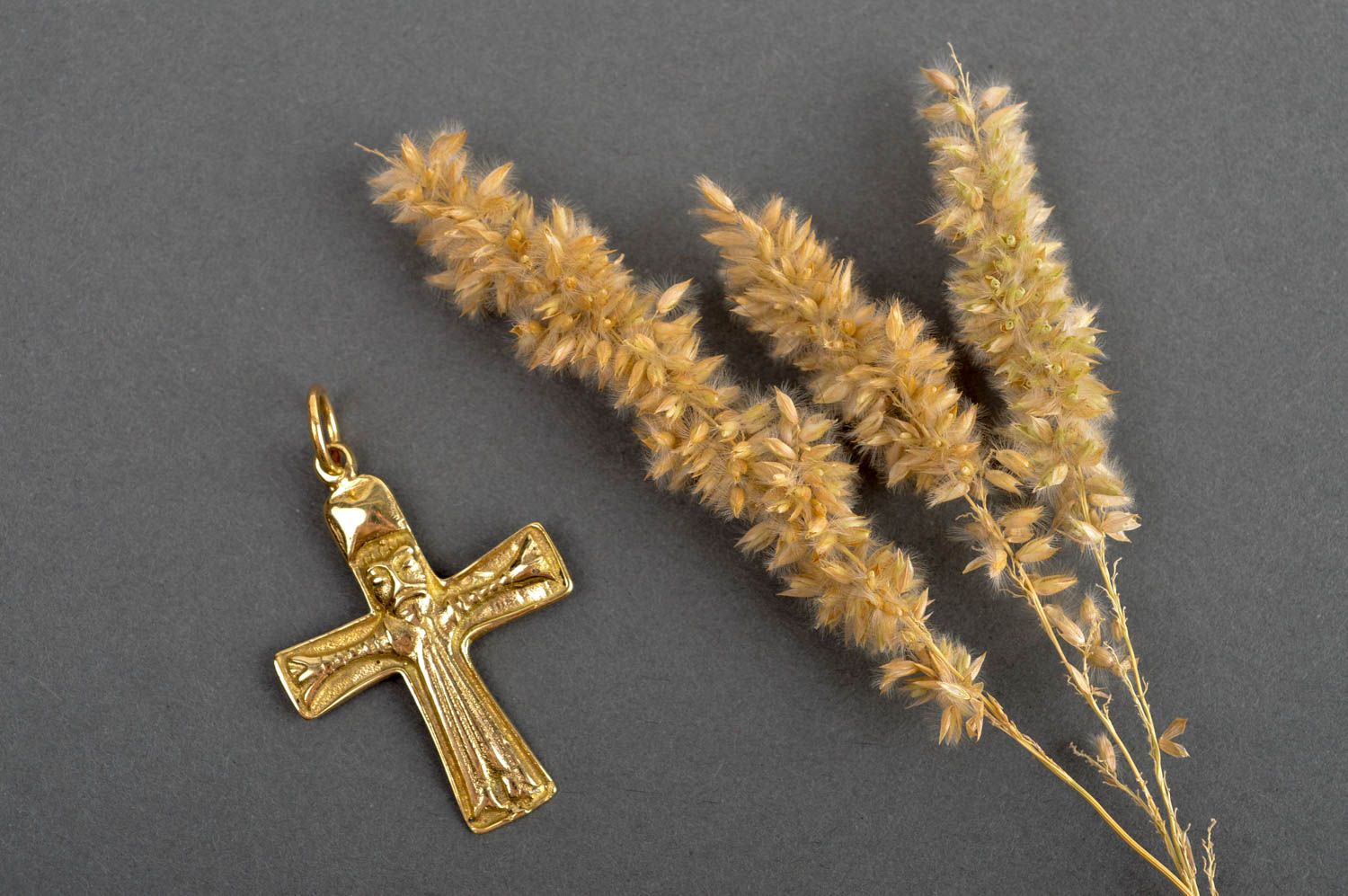Cruz metálica dorada y pequeña hecha a mano regalo original accesorio religioso foto 1