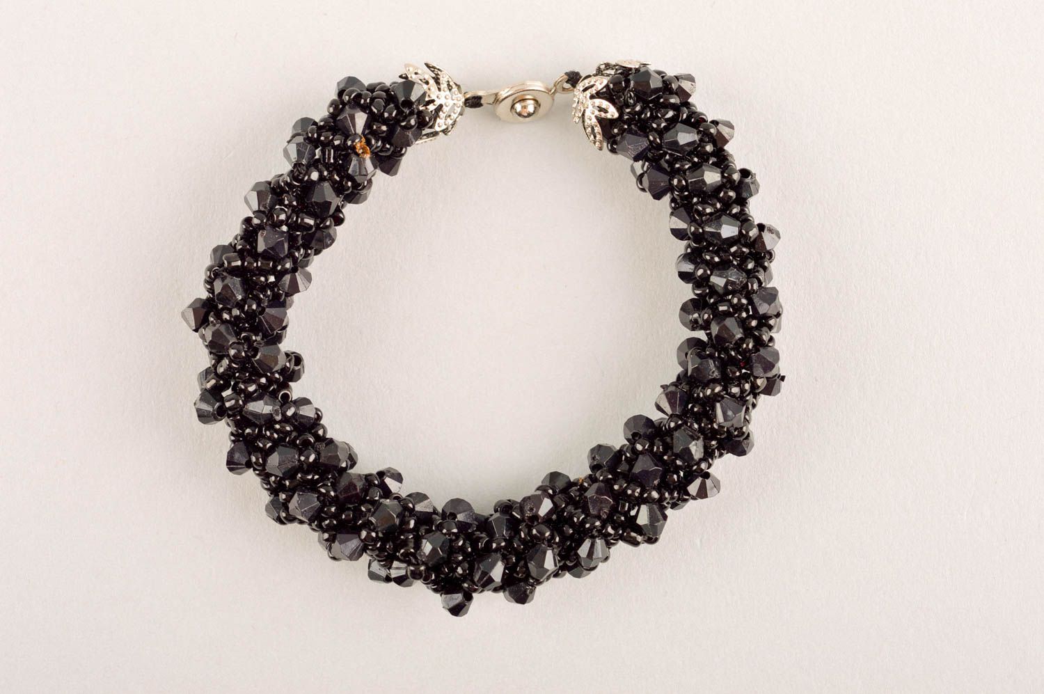 Bracelet noir Bijou fait main tissé en perles de rocaille original Cadeau femme photo 3
