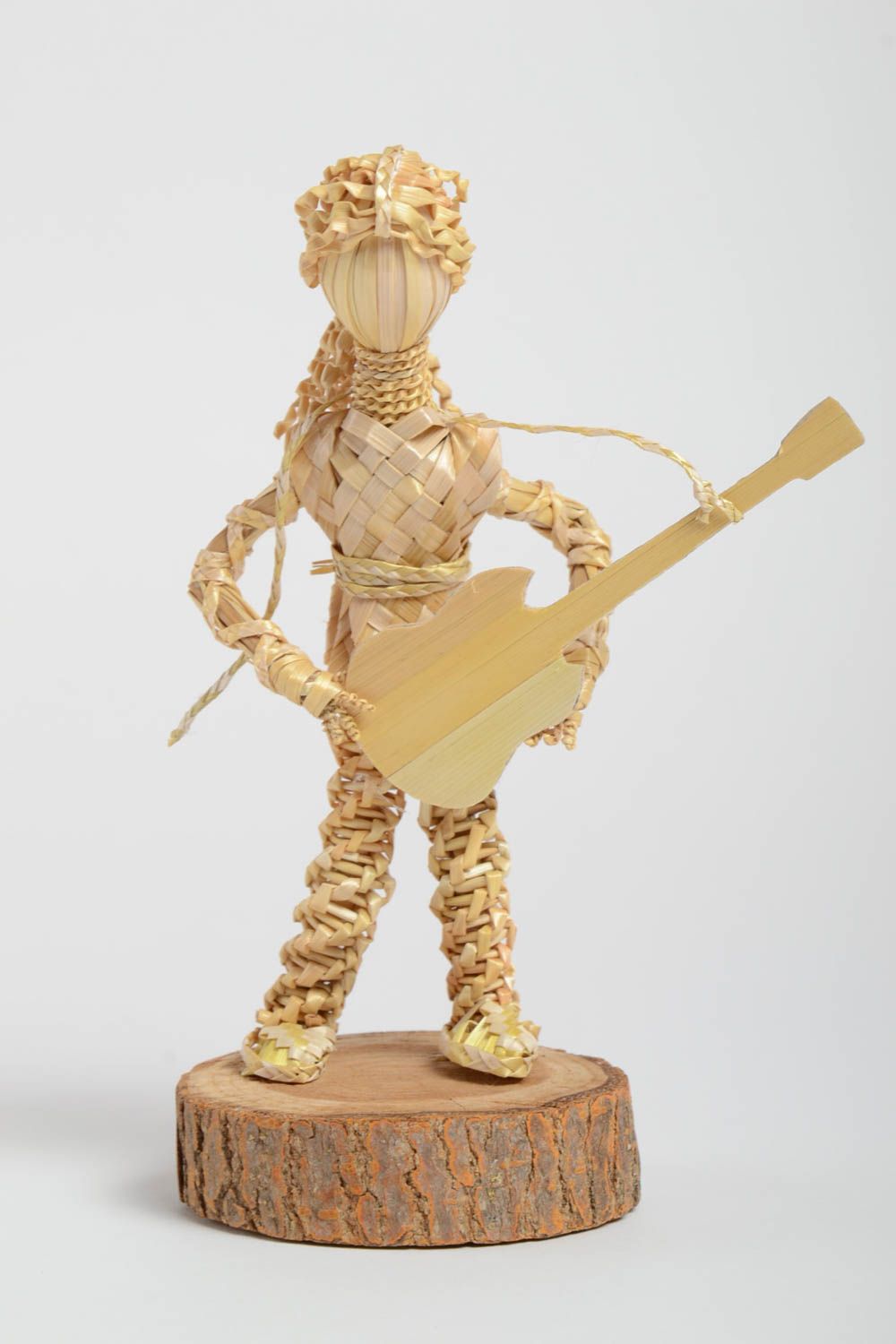 Статуэтка плетеная из соломы в виде музыканта ручной работы на подставке фото 2