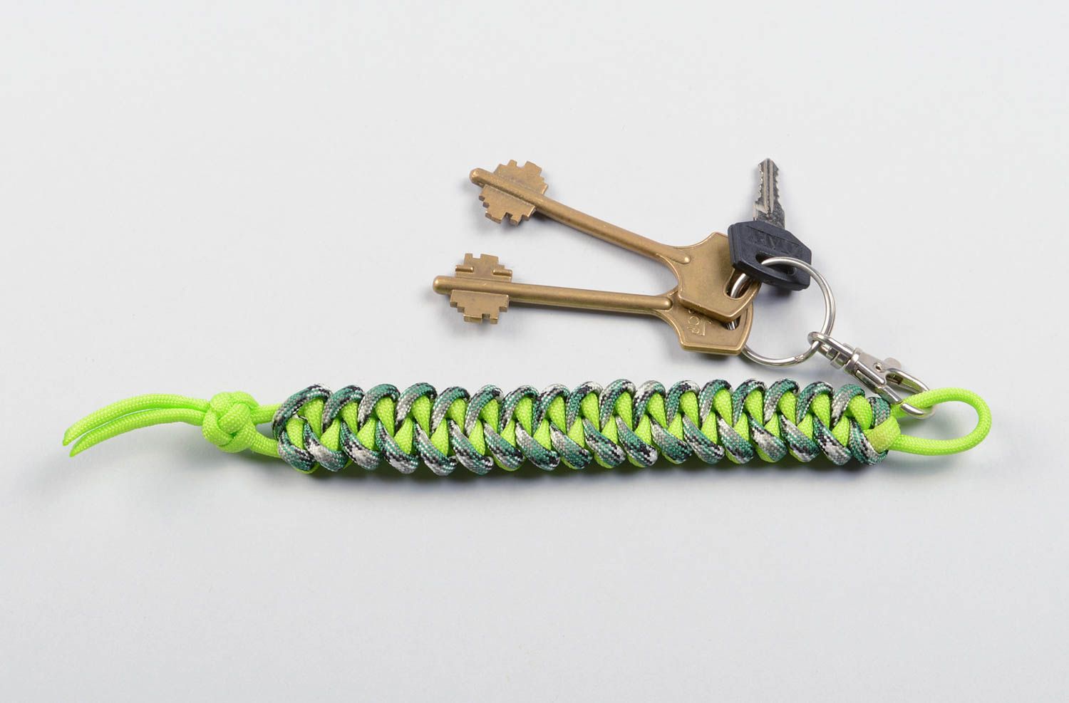 Брелок ручной работы авторский аксессуар брелок для ключей паракордовый зеленый фото 2
