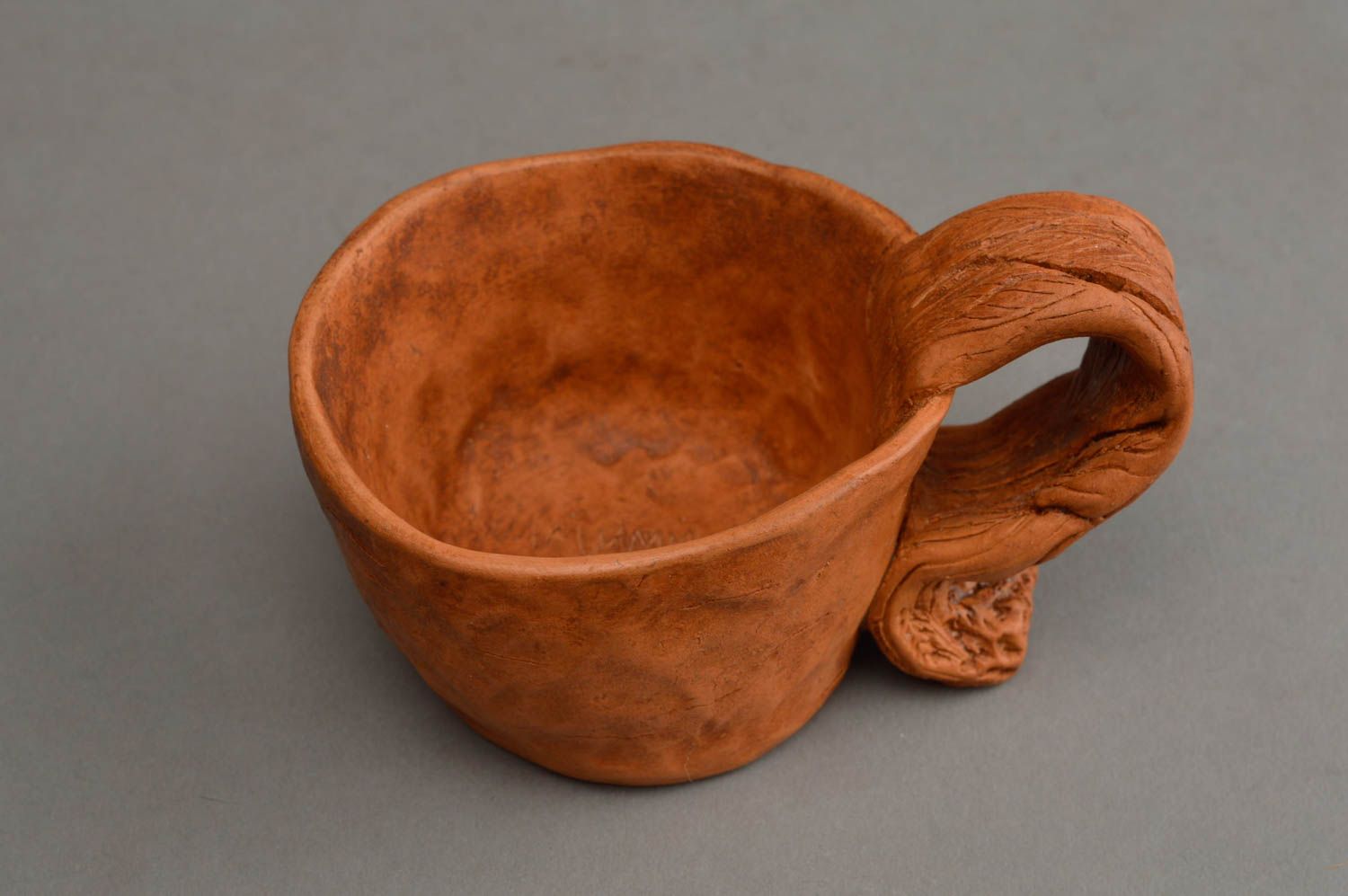 Глиняная чашка оригинальная красивая ручной работы с необычной изогнутой ручкой фото 3