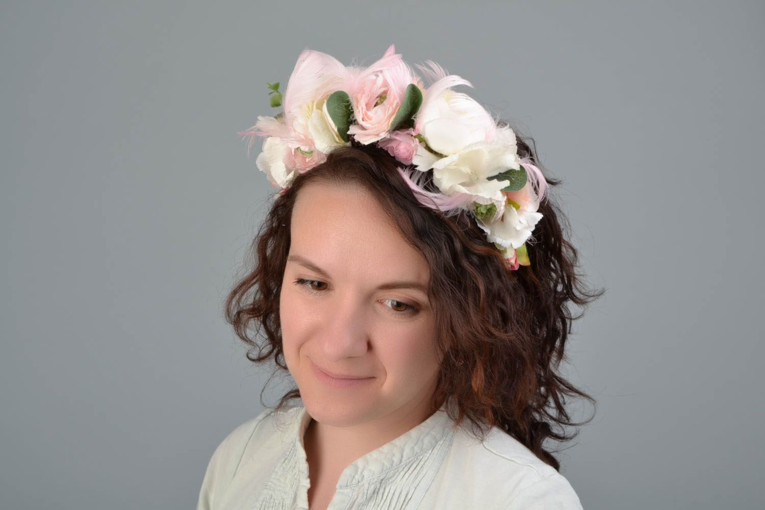Headband with artificial flowers and feathers photo 2