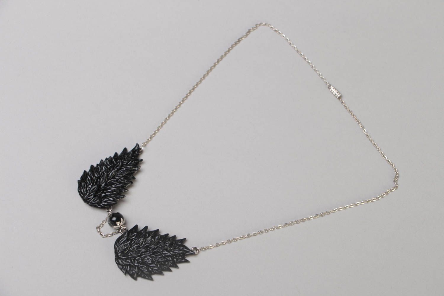 Schwarzes Collier mit Flügeln aus Polymerton an Metall Kette handmade Schmuck  foto 2
