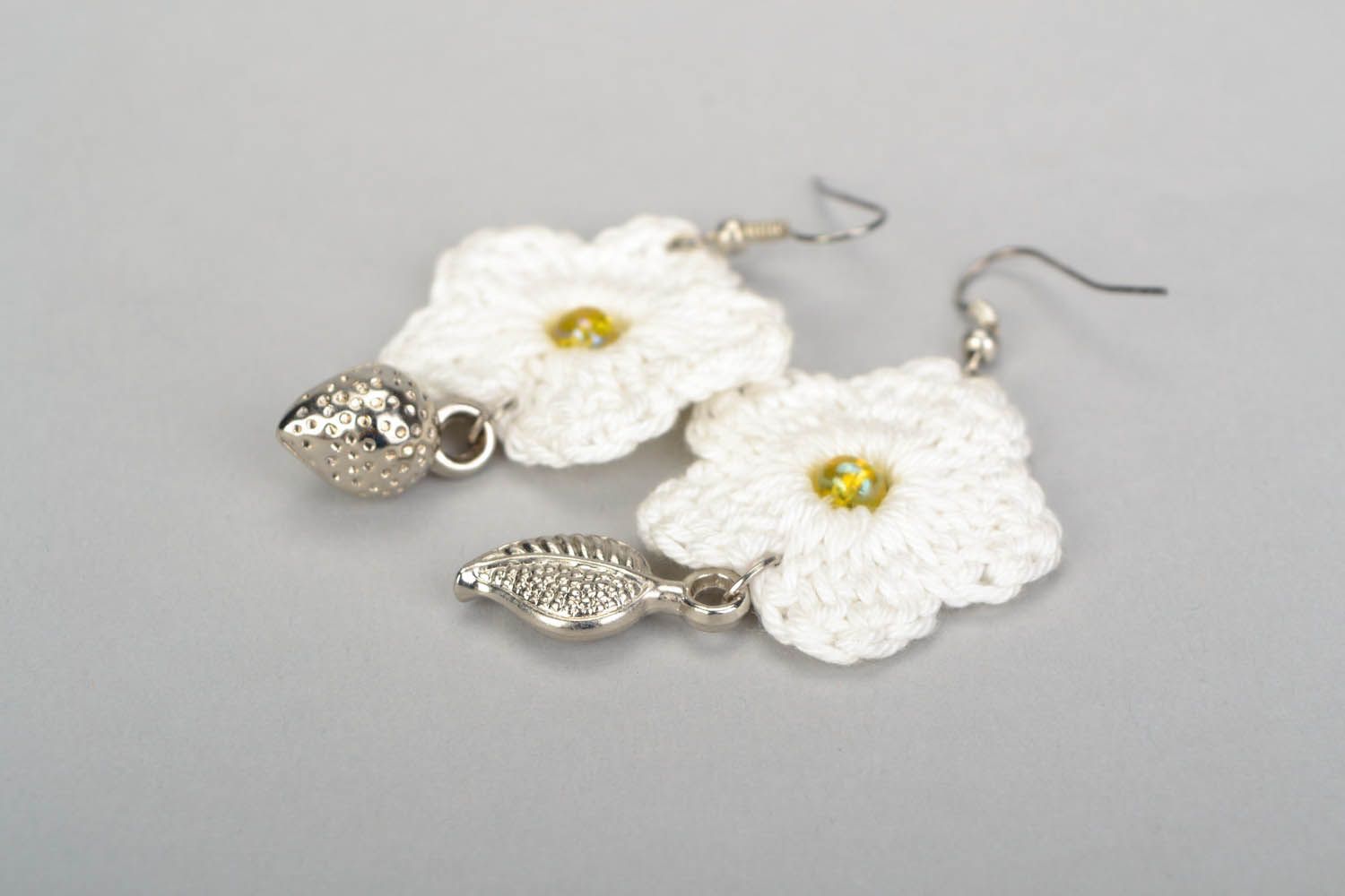 Boucles d'oreilles fleurs tricotées avec pendentifs  photo 4