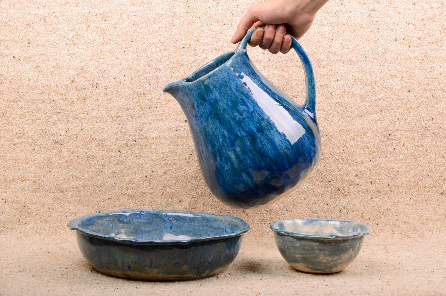 Ensemble de vaisselle en céramique cruche et deux bols faits main bleus photo 2